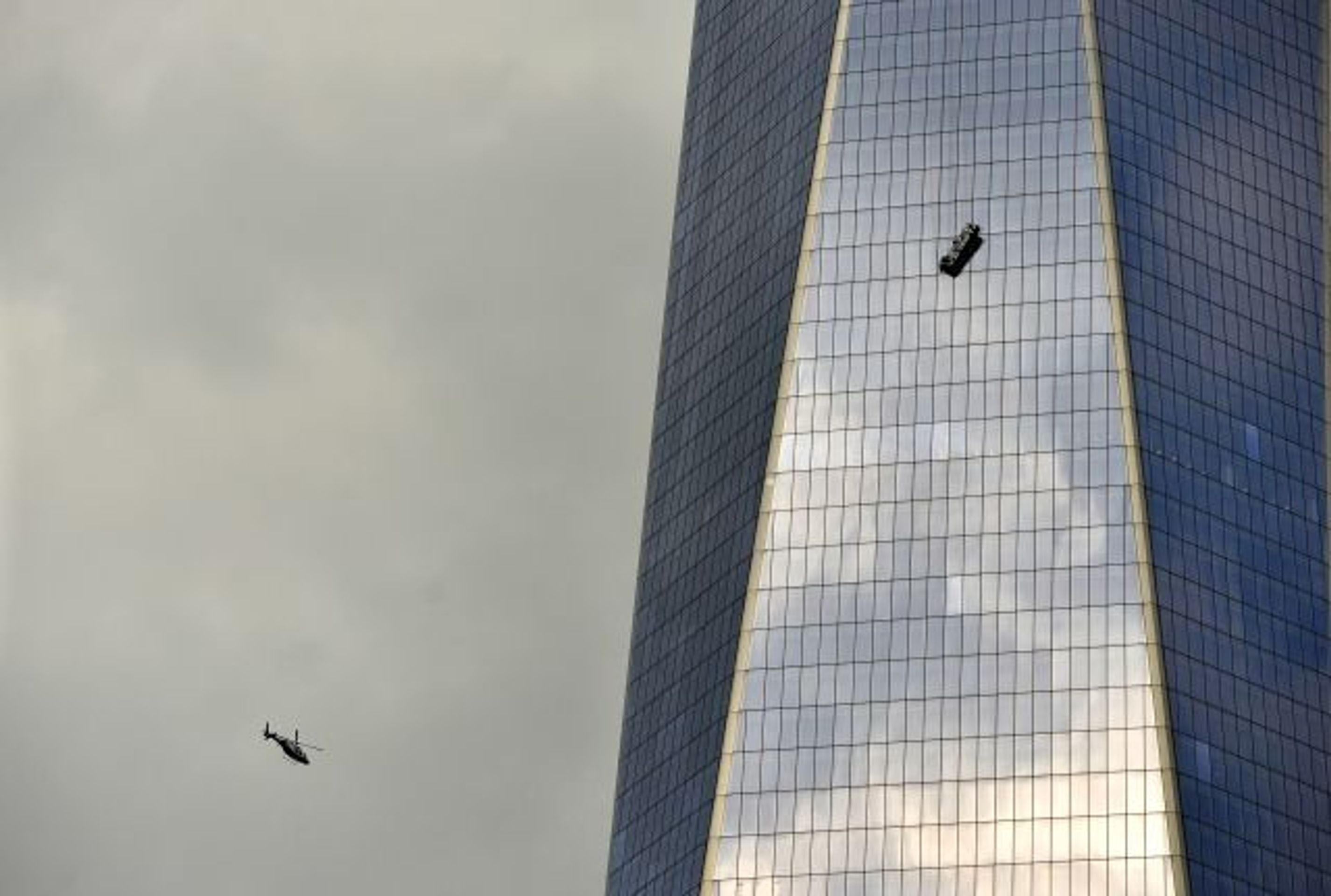 Na mrakodrapu World Trade Center uvízli myči oken - 4 - GALERIE: Na mrakodrapu World Trade Center uvízli myči oken (4/6)