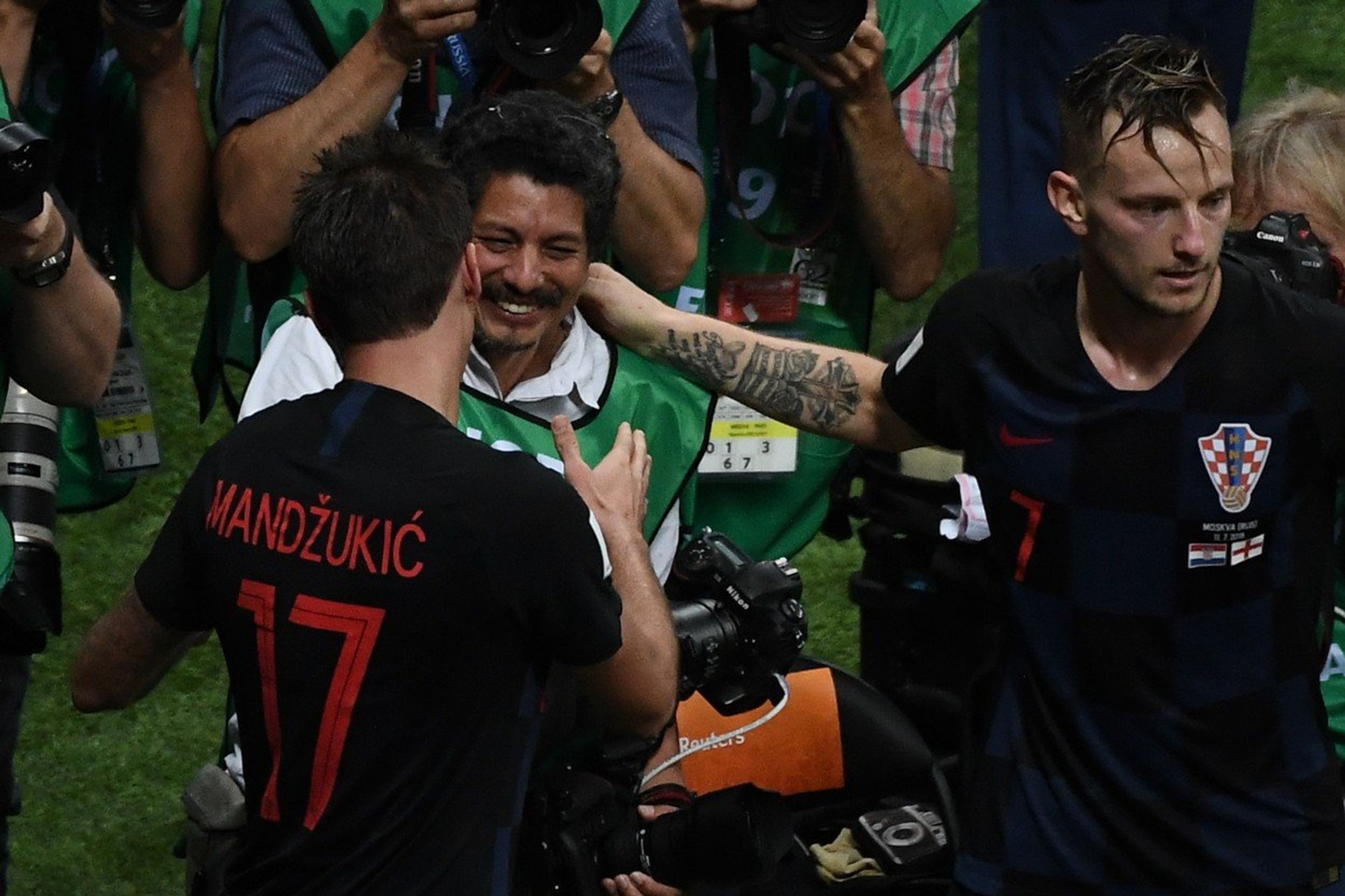 Radost chorvastkých fotbalistů - GALERIE: Chorvaté zavalili fotografa a on pak pořídil úchvatné fotky (6/6)