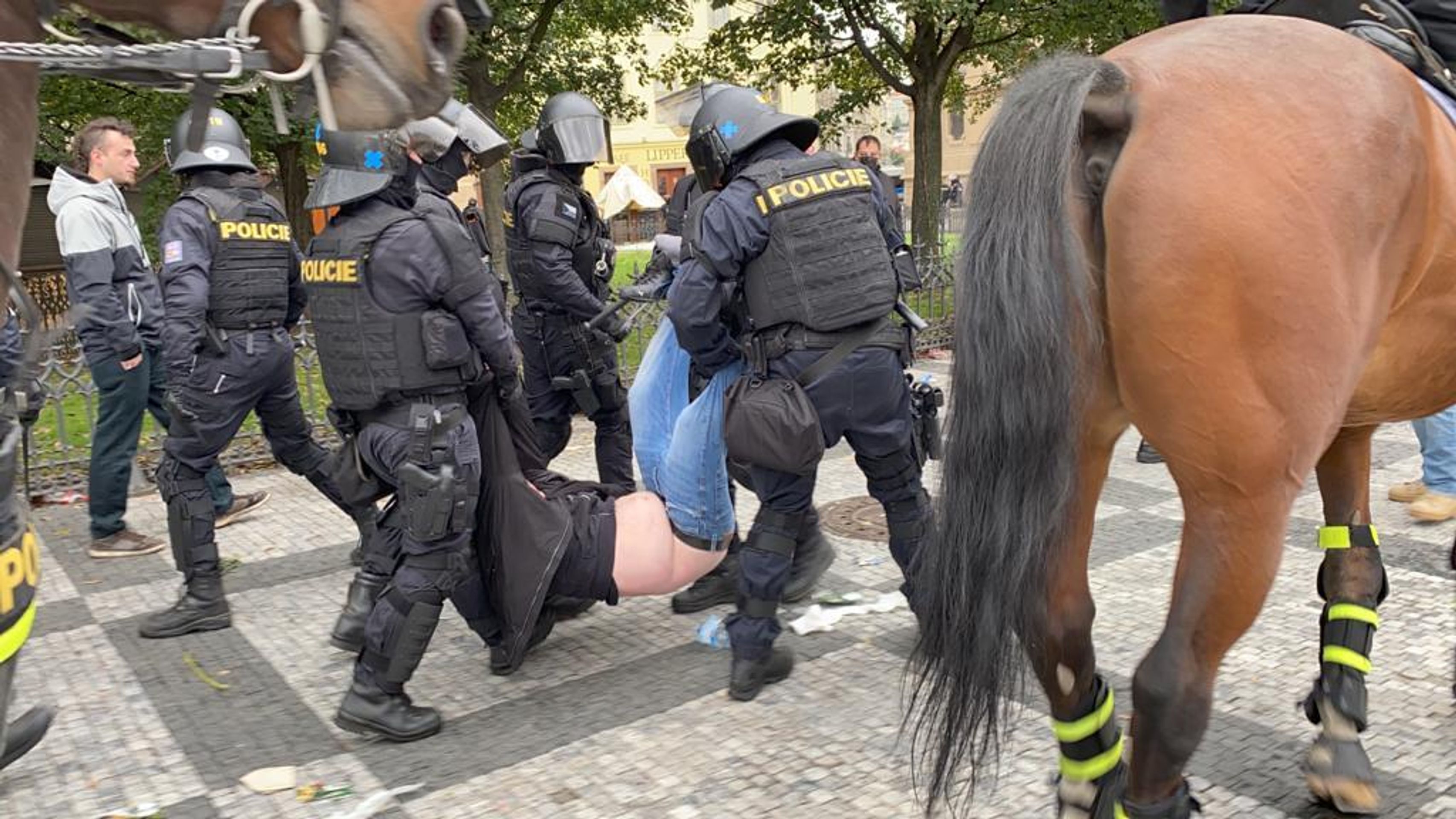 Demonstrace fotbalových chuligánů na Staroměstském náměstí se vyhrotila - 9 - GALERIE: Protestní akce na Staroměstském náměstí se zvrhla (15/23)