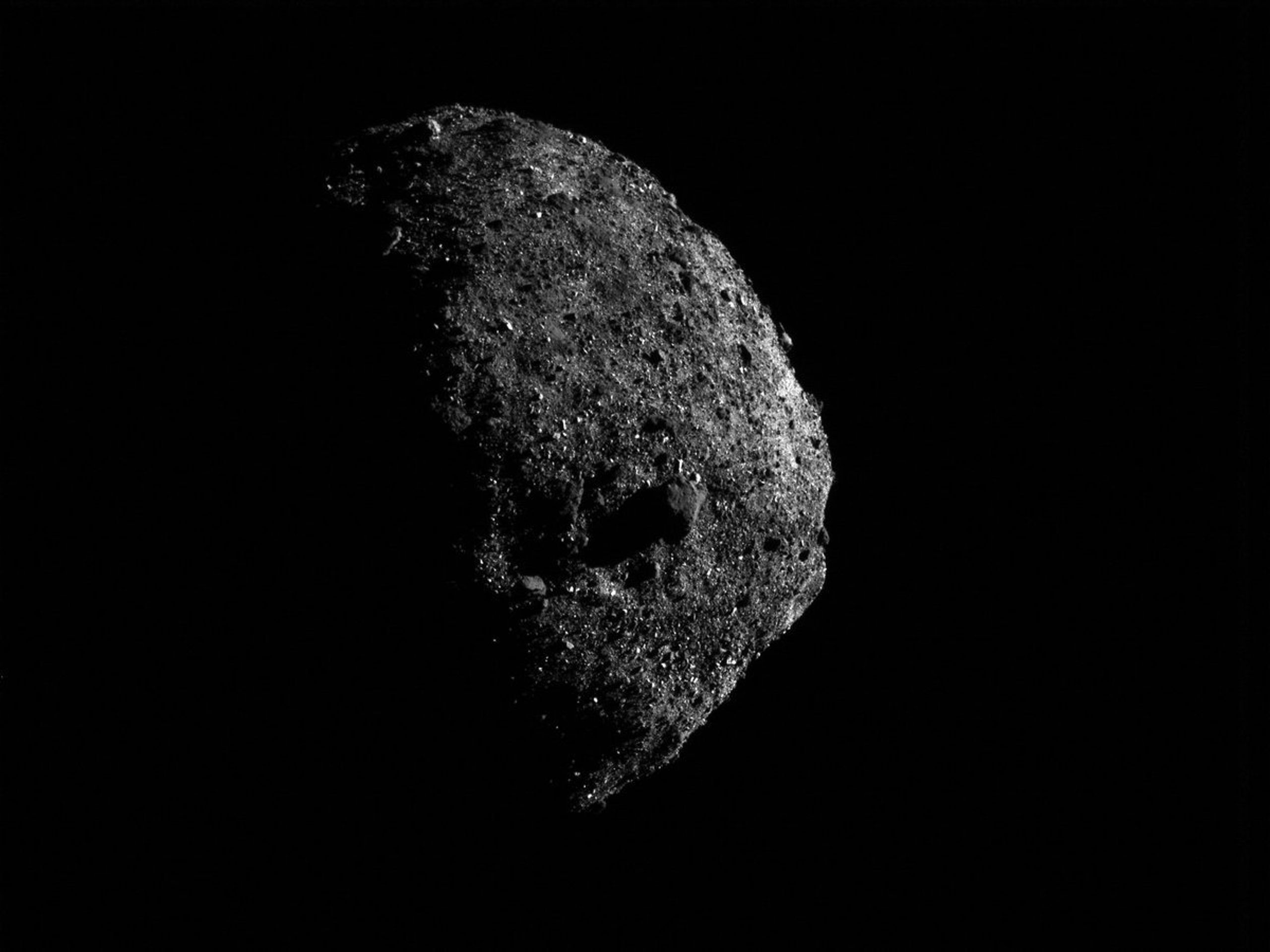 Asteroid Bennu - 1 - GALERIE: Unikátní snímky asteroidu Bennu (1/5)