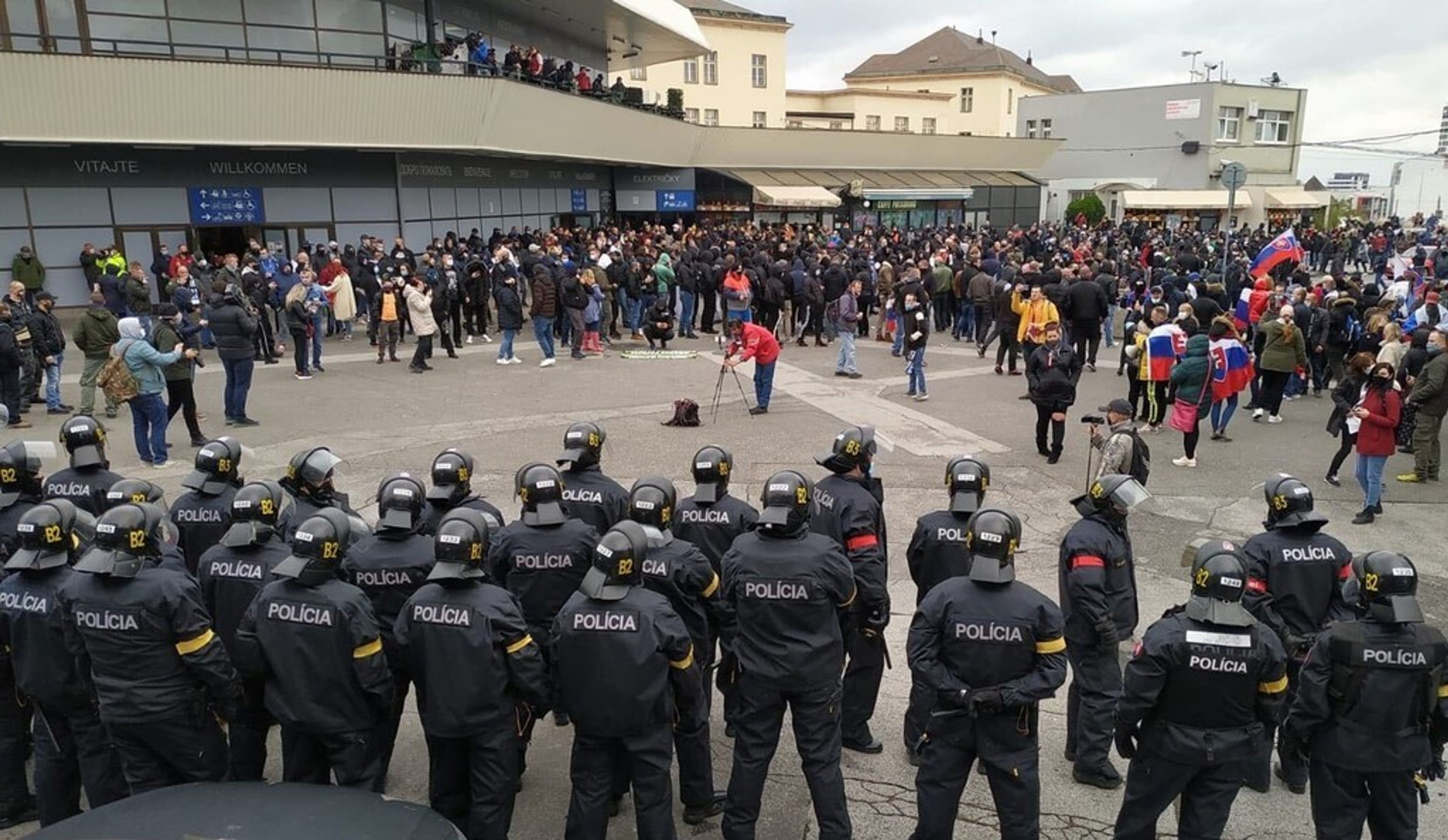 Demonstrace v Bratislavě - 1 - GALERIE: V Bratislavě demonstrovali fotbaloví fanoušci, rozháněli je vodním dělem (1/6)