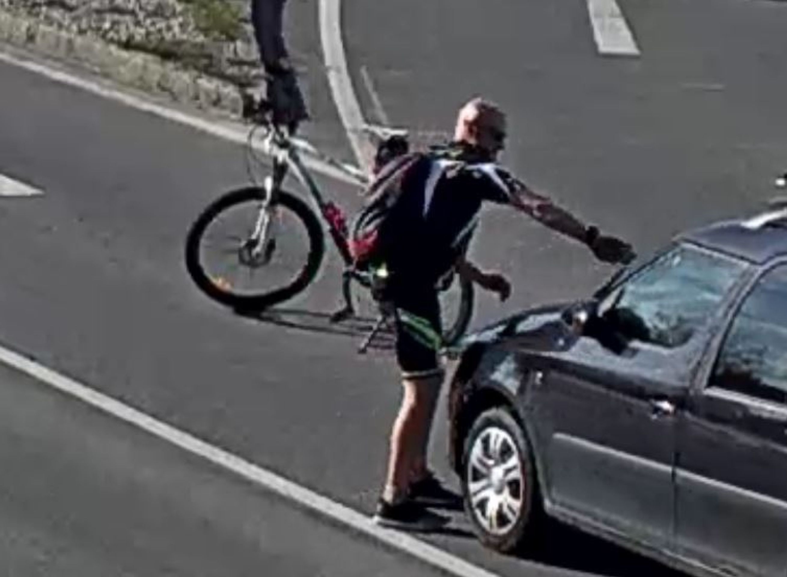 Cyklista v Ostravě zaútočil na řidiče - 5 - GALERIE: Cyklista v Ostravě zaútočil na řidiče (5/6)