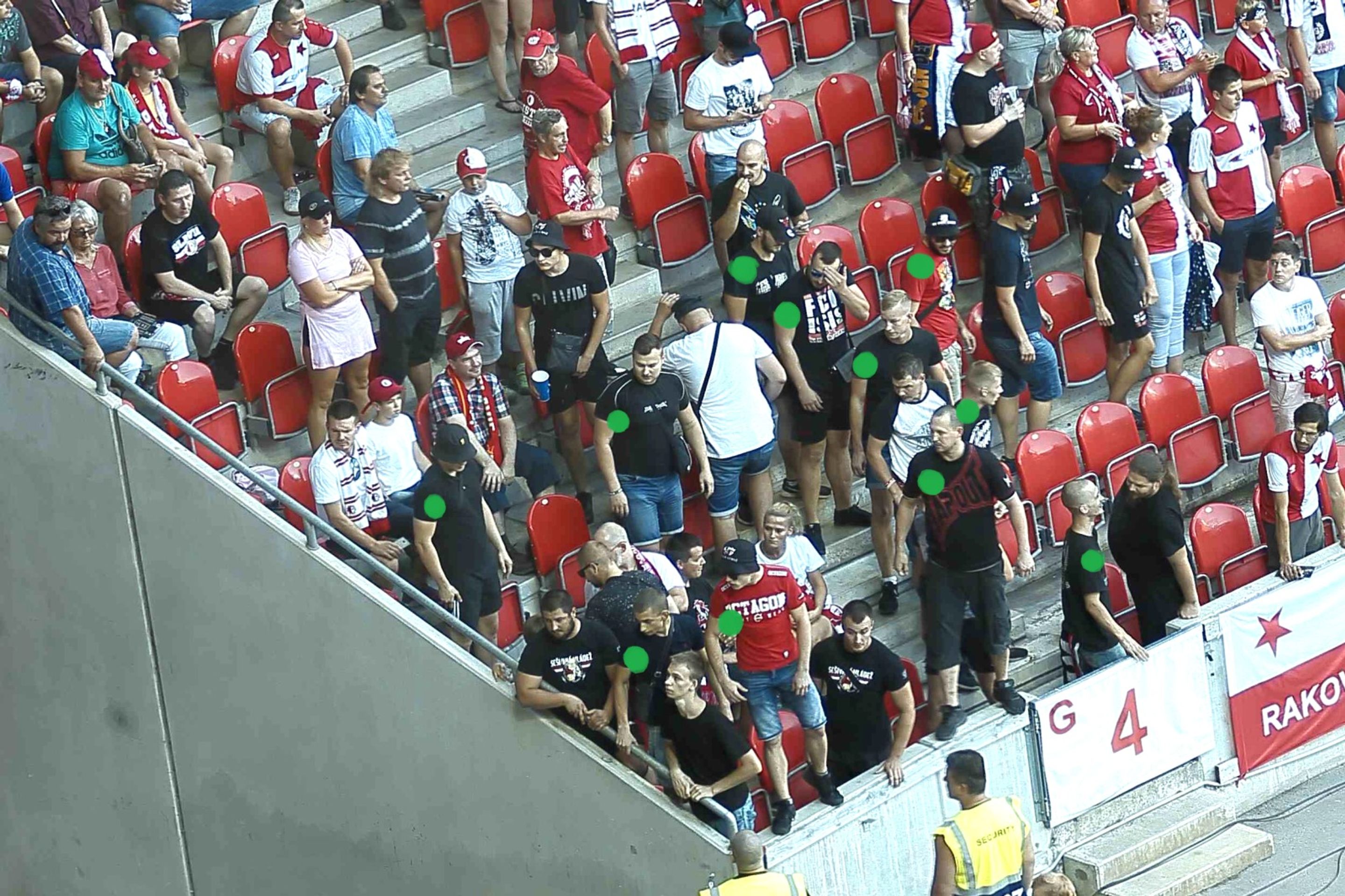 Pátrání po mužích podezřelých z výtržnictví na fotbalovém stadionu - 7 - GALERIE: Pátrání po mužích podezřelých z výtržnictví na fotbalovém stadionu (5/9)