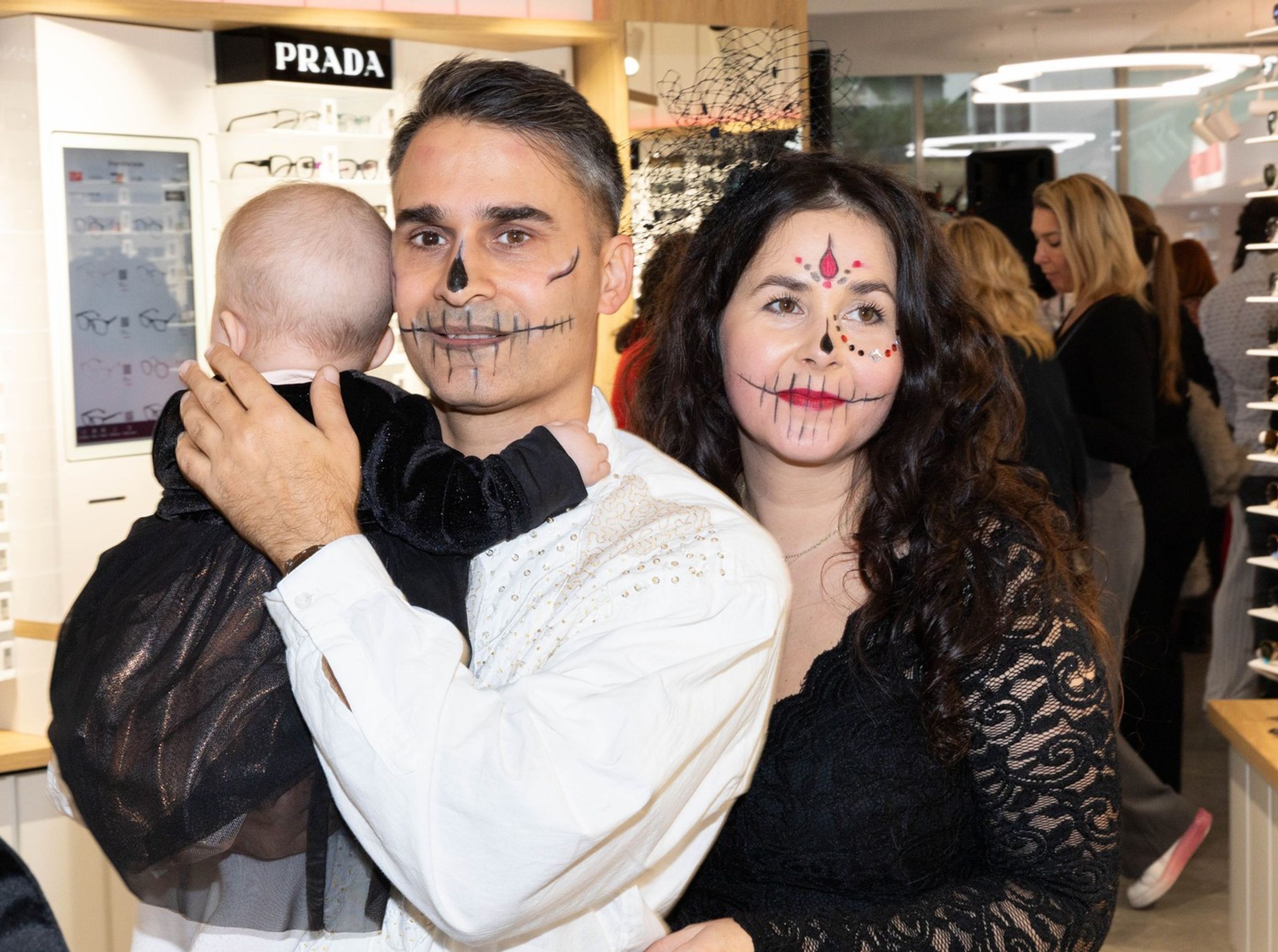 Radek Banga s manželkou a dcerkou - Radek Banga na halloweenské party (3/3)
