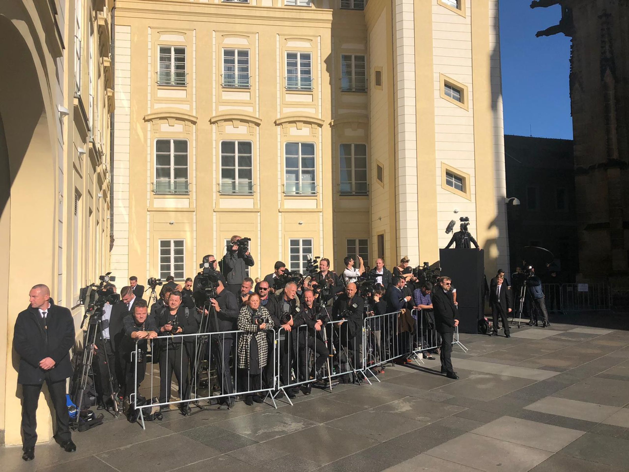 Lidé přicházejí na zádušní mši za Karla Gotta - 8 - GALERIE: Lidé přicházejí na zádušní mši za Karla Gotta (10/14)