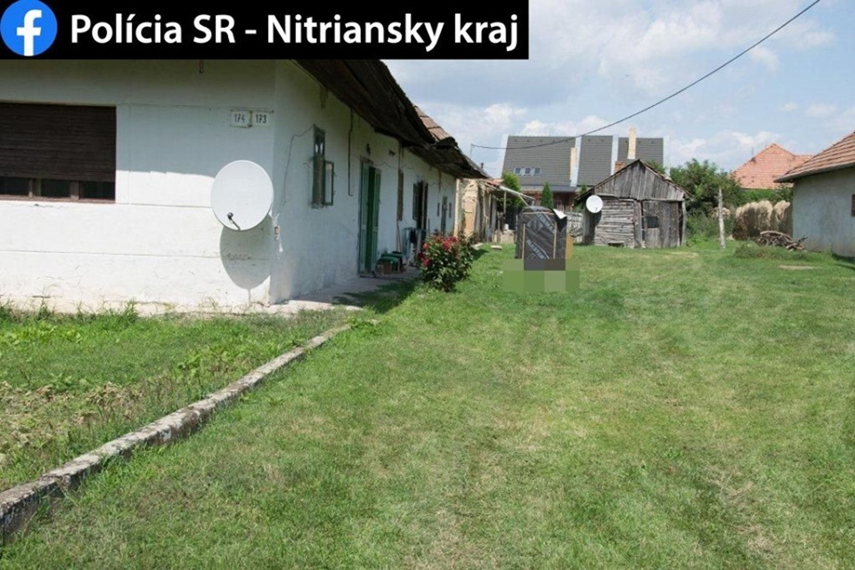 Muž narazil autem do venkovního záchodu, který spadl a usmrtil muže stojícího za ním - 6 - GALERIE: Neštěstí na dvoře rodinného domu (6/9)