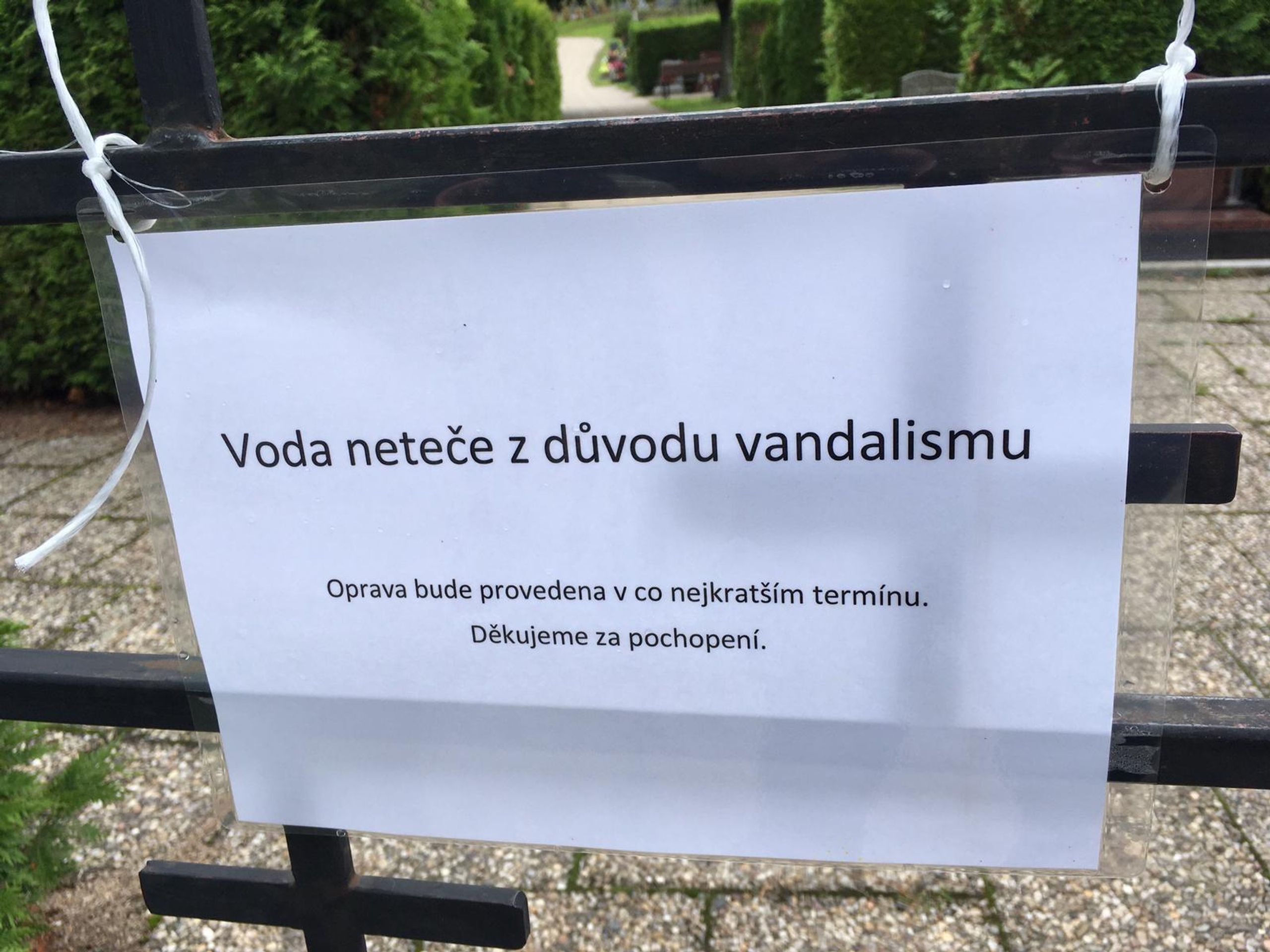 Poničené hroby v Liberci - 1 - GALERIE: Poničené hroby na hřbitově u libereckého krematoria (13/13)