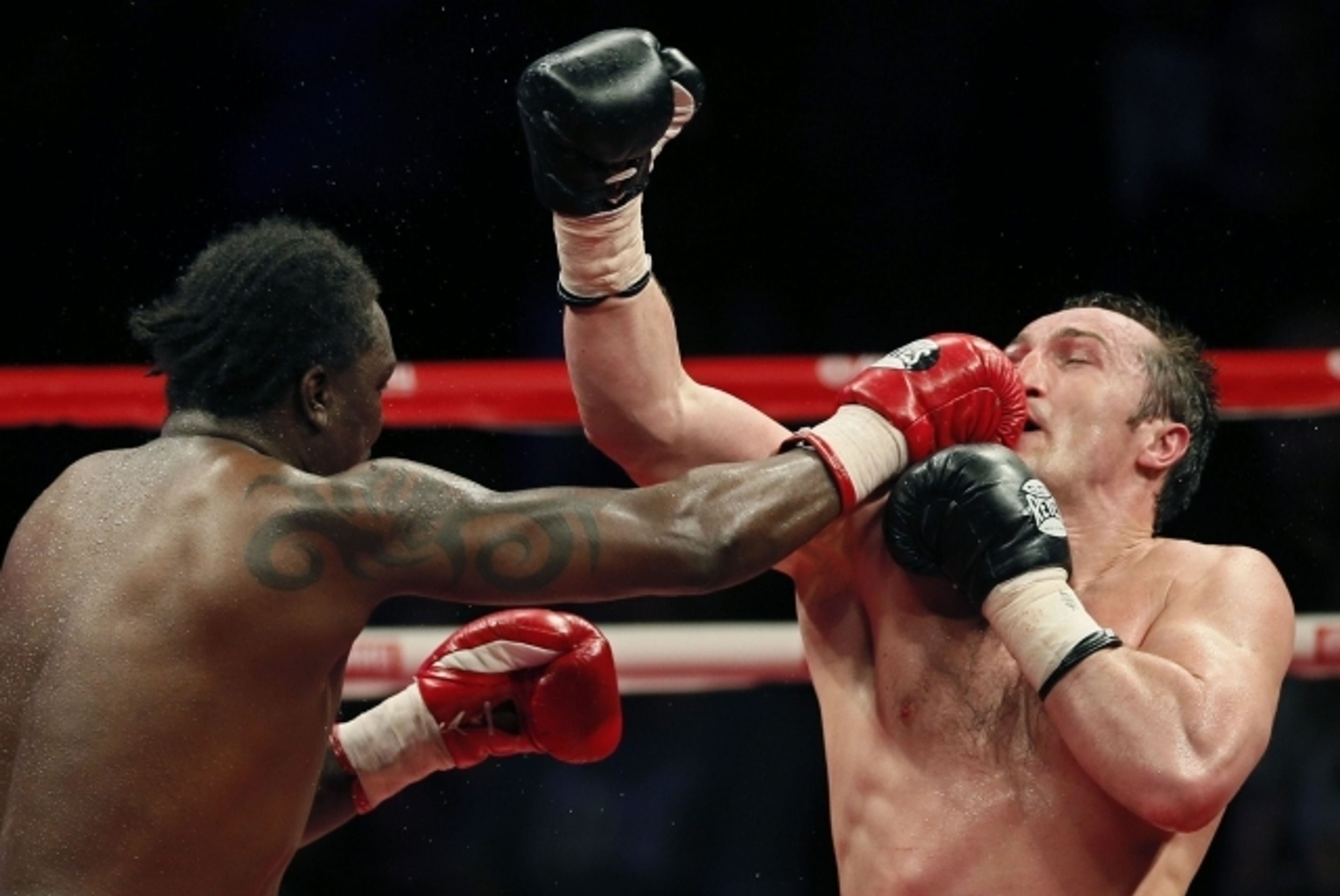 Lebeděv - Jones. Boxerská řež - 6 - GALERIE: Krvavá řež v ringu. Outsider udělal šampionovi z obličeje fašírku (6/11)