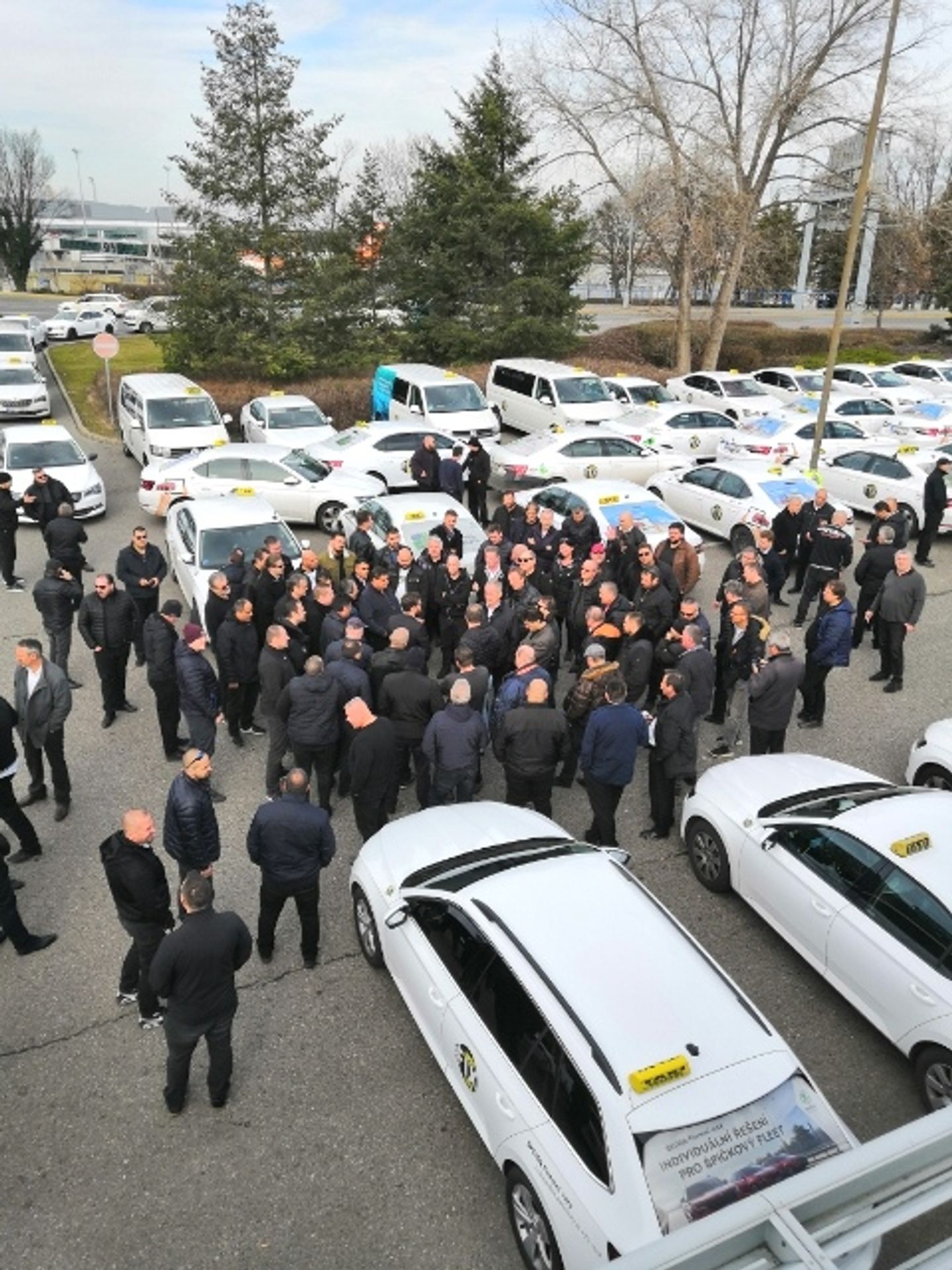 Protesty taxikářů - GALERIE: Protesty taxikářů u pražského letiště (2/10)
