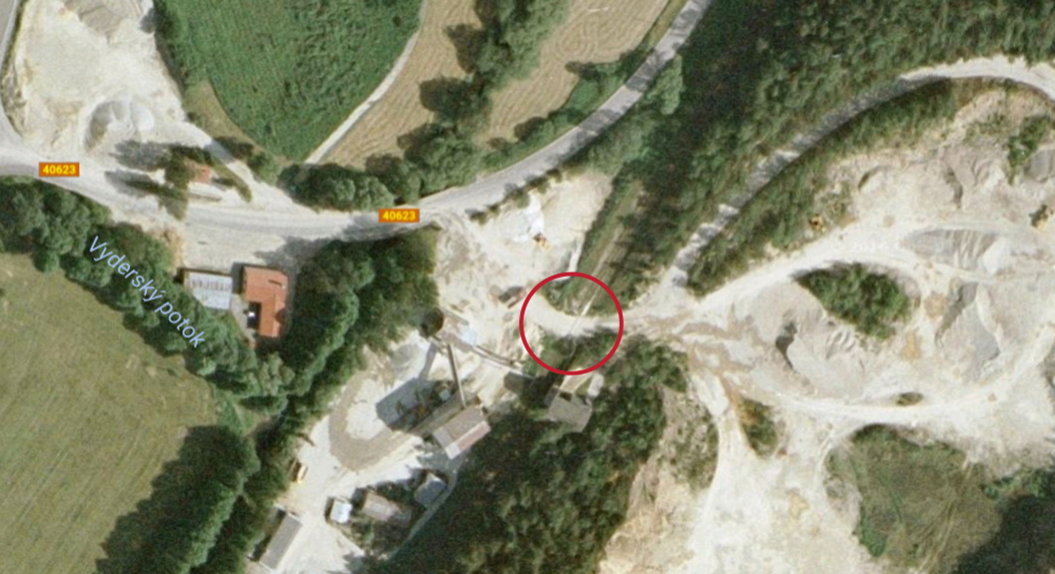 Nebezpečné přejezdy: P 6463, Kostelec u Jihlavy - Slavonice, Jihočeský kraj - přejezd bez světel, ŘEŠENÍ: se závorami. DŮVOD: Vjezd do lomu, rizikový přejezd - GALERIE: Nebezpečné přejezdy - Zlínský kraj, Jihomoravský kraj, Jihočeský kraj (11/11)