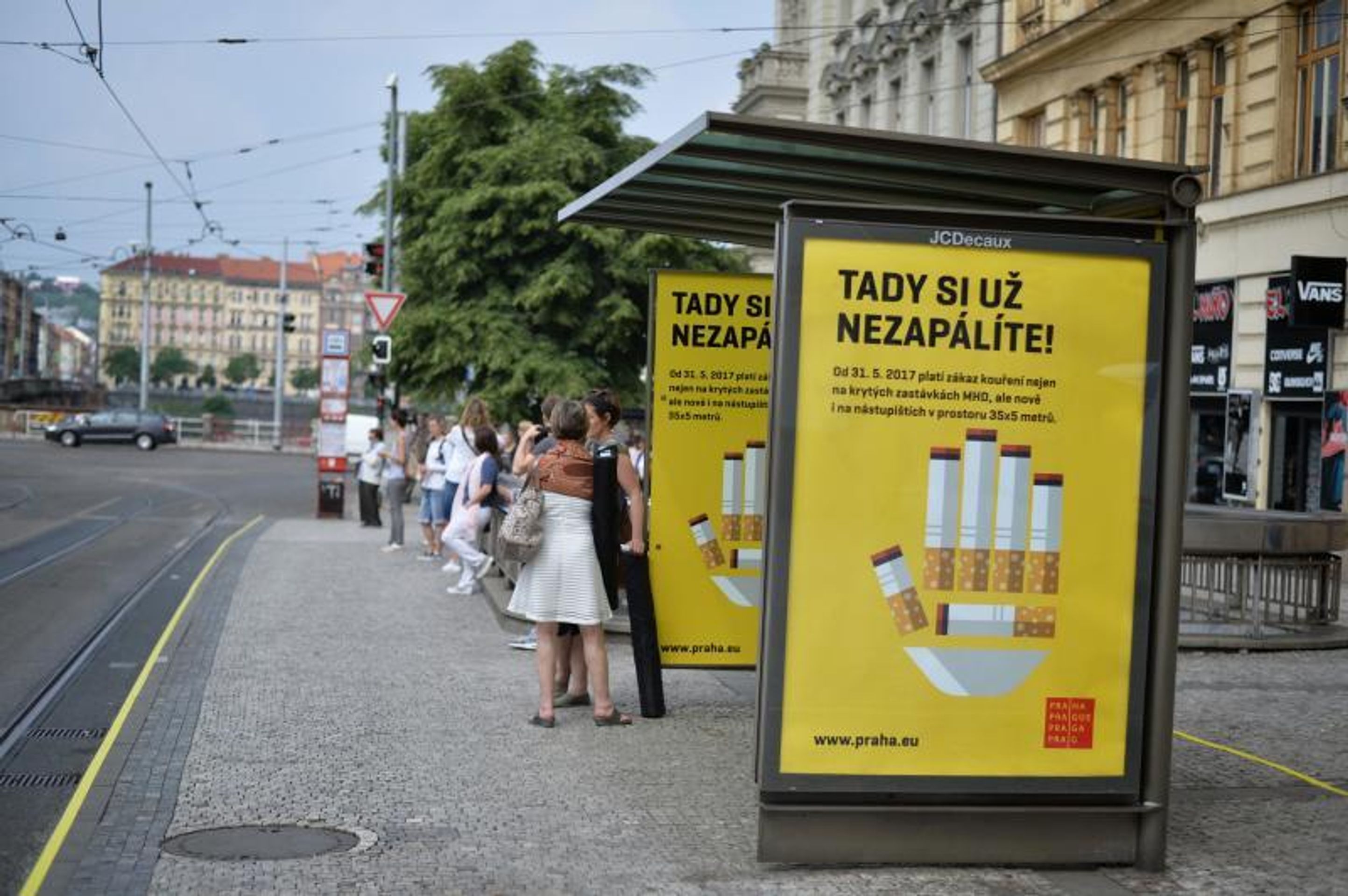 Vyznačená nekuřácká zóna na zastávce MHD - 1 - GALERIE: Vyznačená nekuřácká zóna na zastávce MHD (6/7)