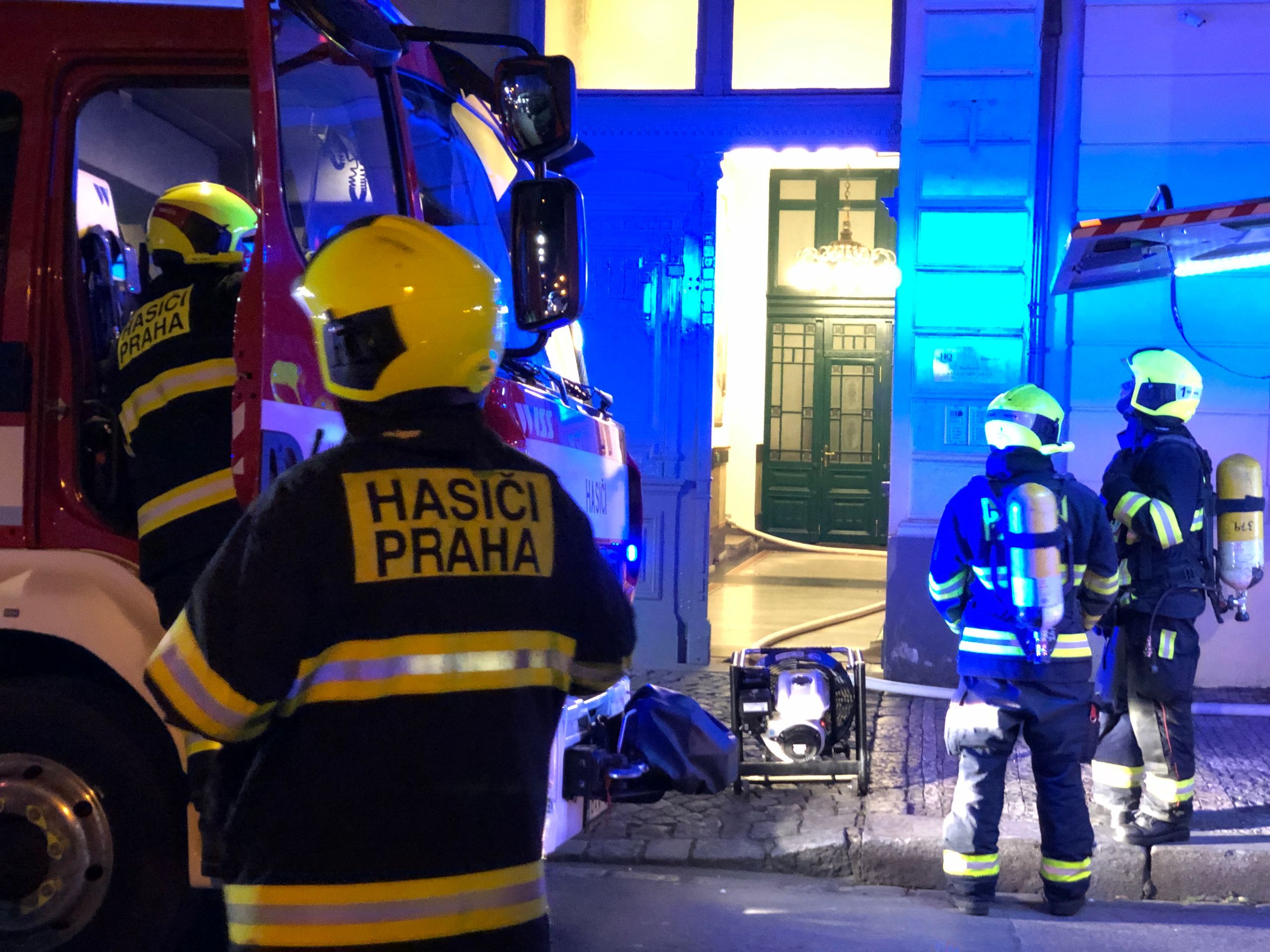 Zásah hasičů při požáru v pražském bytě - 10 - GALERIE: Zásah hasičů při požáru v pražském bytě (10/10)