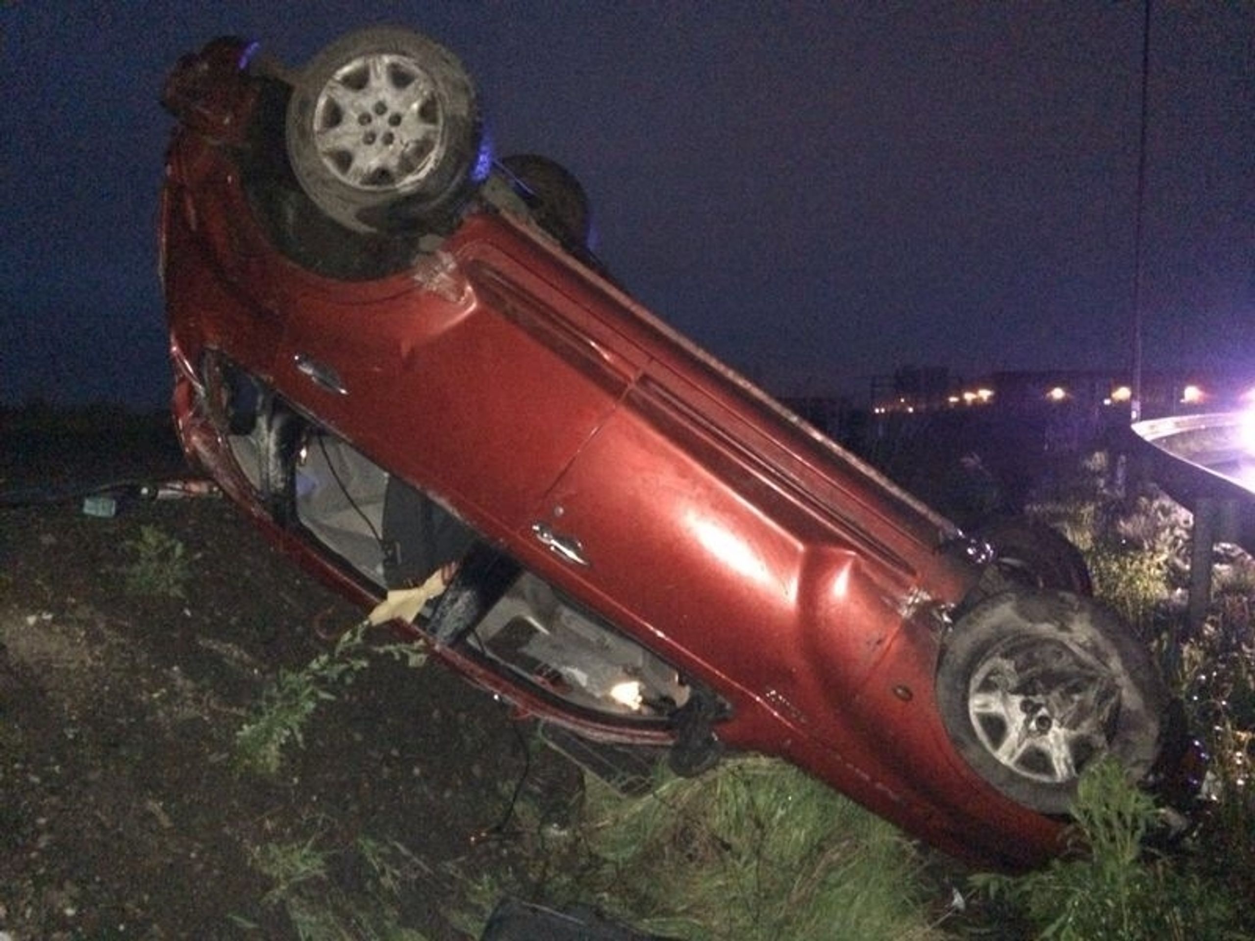 Opilý řidič havaroval v Novopacké ulici - 2 - GALERIE: Opilec vylétl ze silnice a skončil s autem na střeše (5/6)