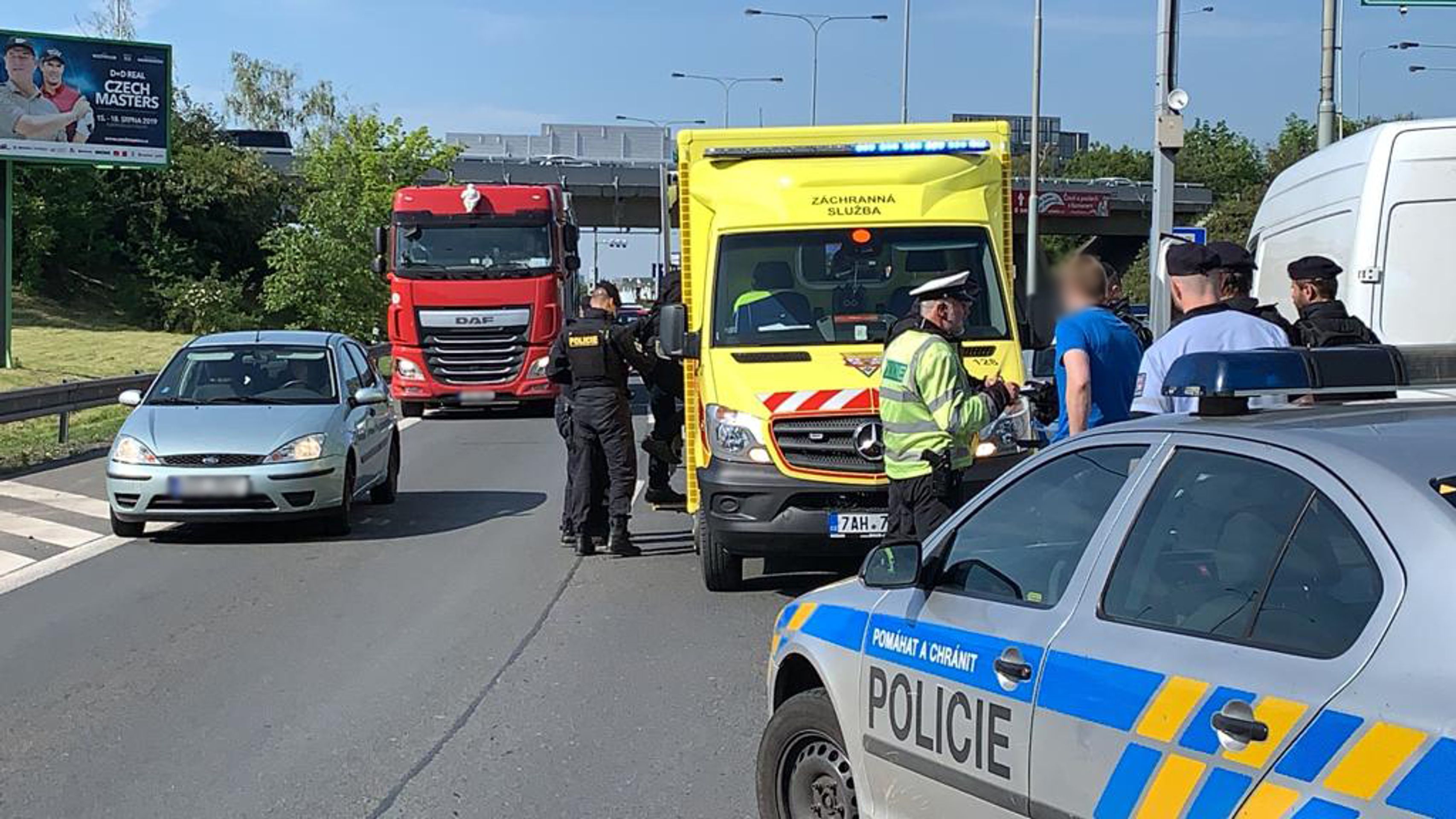 Řidiče jedoucího v protisměru na Jižní spojce zastavila střelbou policie - 9 - GALERIE: Řidiče jedoucího v protisměru na Jižní spojce zastavila střelbou policie (9/9)