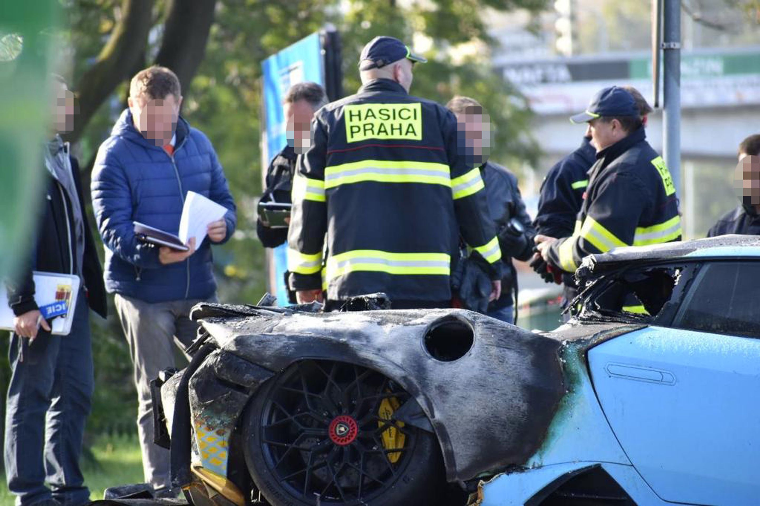 Požár luxusního auta - Požár luxusního auta ve Vysočanech (3/13)