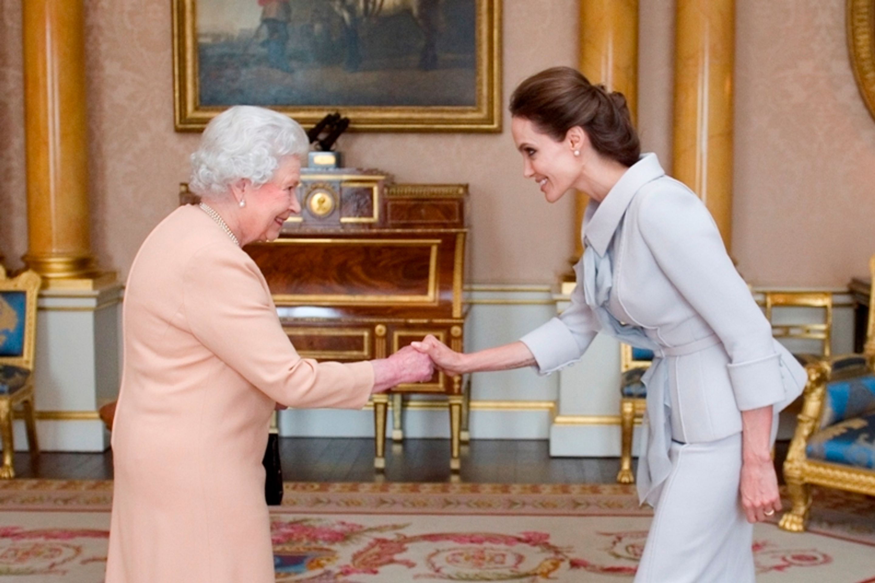 Angelina Jolie a Alžběta II. - 1 - GALERIE: Královna Alžběta (5/10)