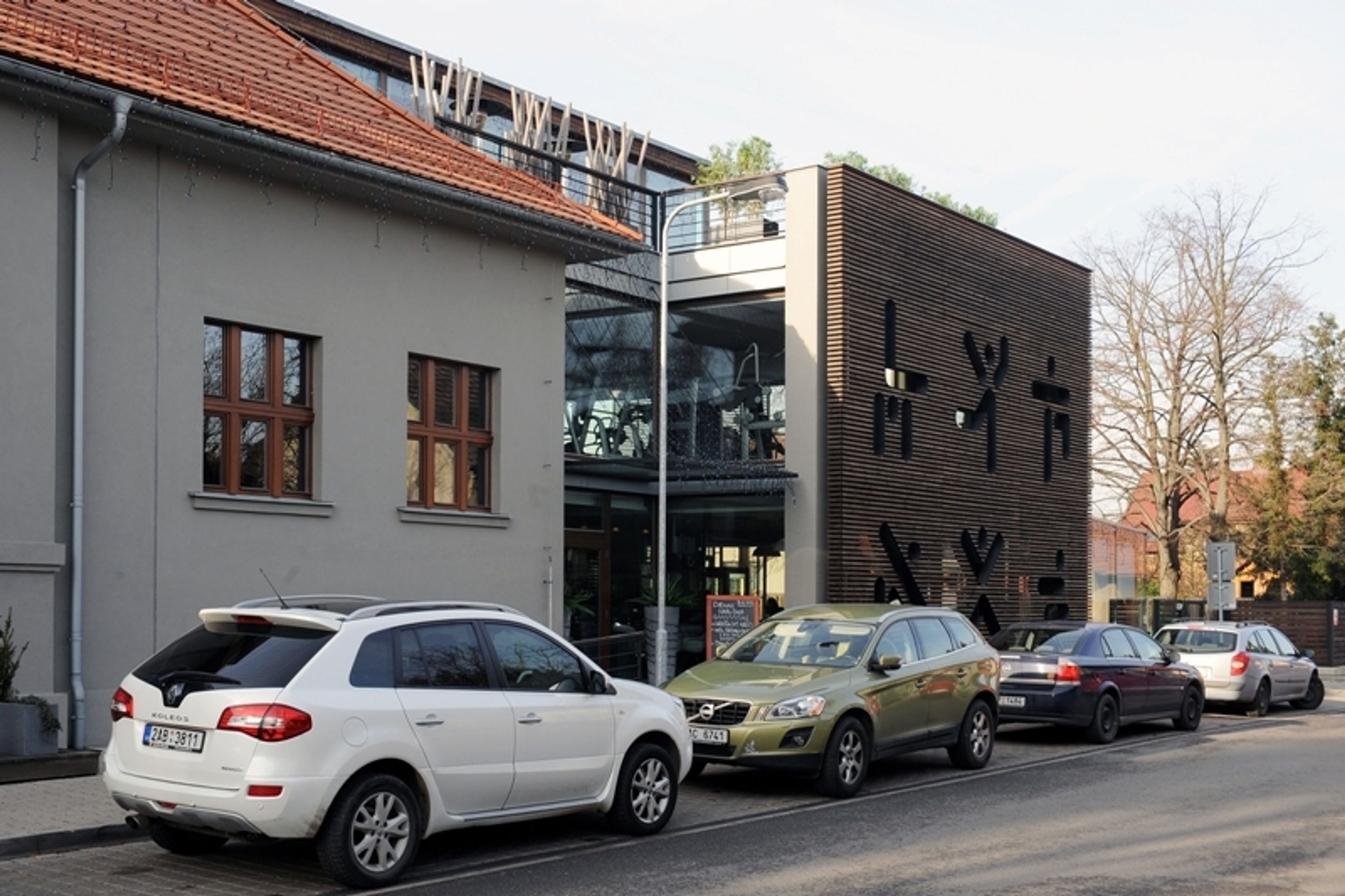 Babišova Sokolovna Průhonice - 10 - GALERIE: Babišovy domy, které vlastní přes své společnosti (15/17)