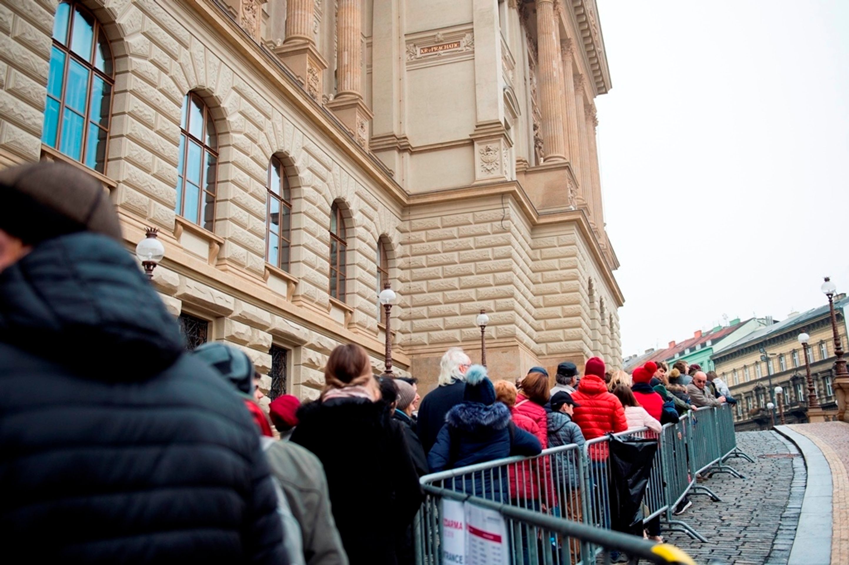 Na vstup do Národního muzea lidé čekají hodinové fronty - 9 - GALERIE: Fronty před Národním muzeem (3/34)