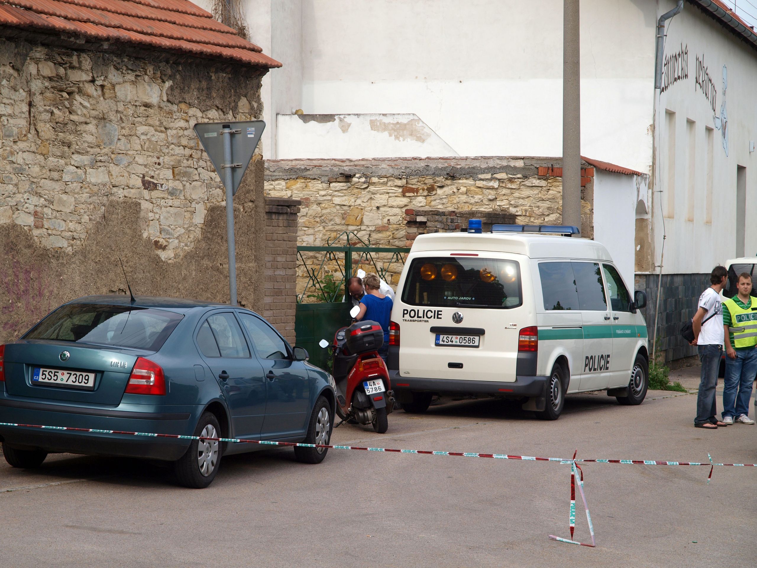 V Tuchoměřicích našli dvě mrtvoly - V Tuchoměřicích našli dvě mrtvoly (11/12)