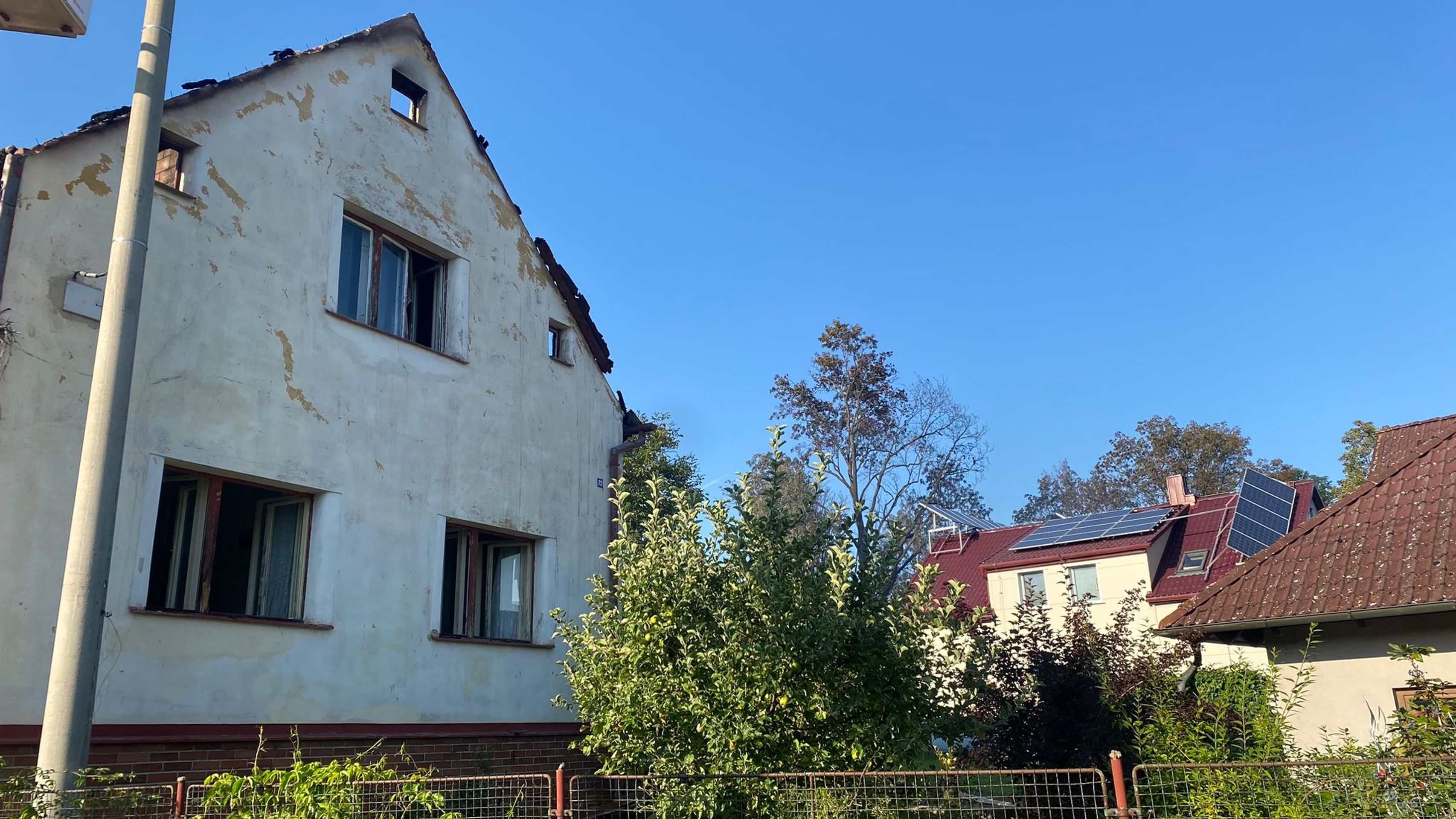 Požár pneumatik a budov na Domažlicku - Požár domu na Domažlicku (4/9)