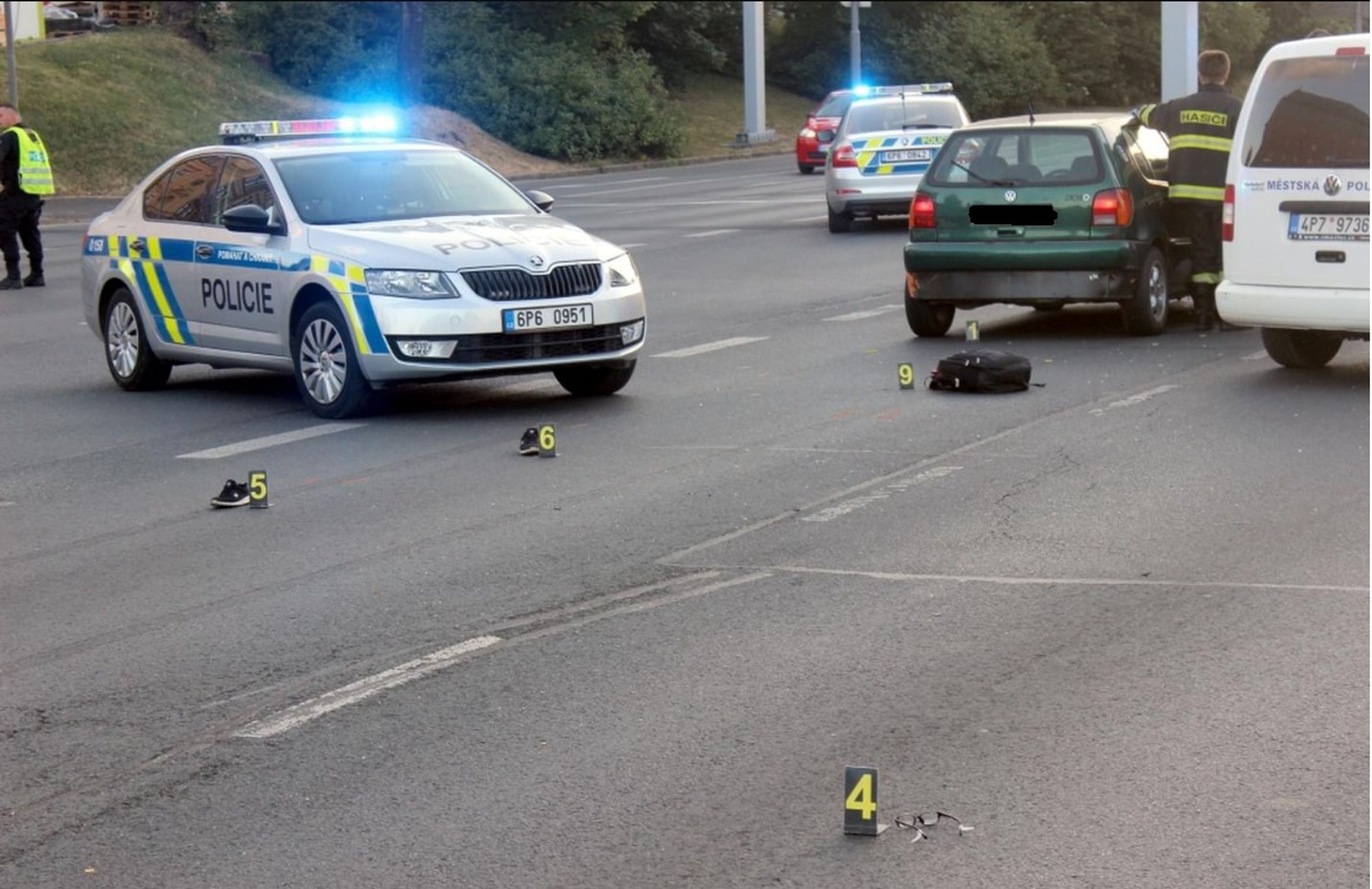 Auto srazilo v Plzni na přechodu dvě děti - 2 - GALERIE: Auto srazilo na přechodu v Plzni dvě děti (2/9)
