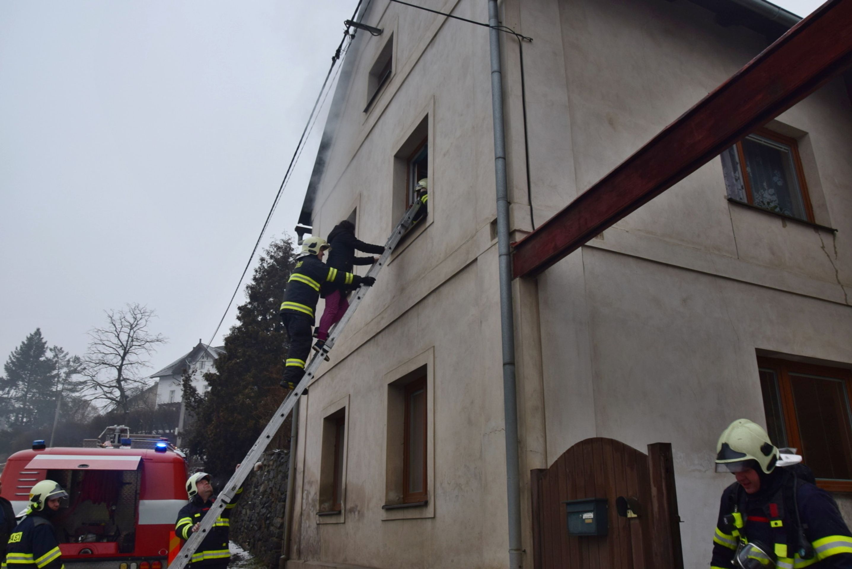 Hasiči při požáru domu v Novém Kníně zachránili ženu se třemi dětmi - 6 - GALERIE: Hasiči při požáru domu v Novém Kníně zachránili ženu se třemi dětmi (6/7)