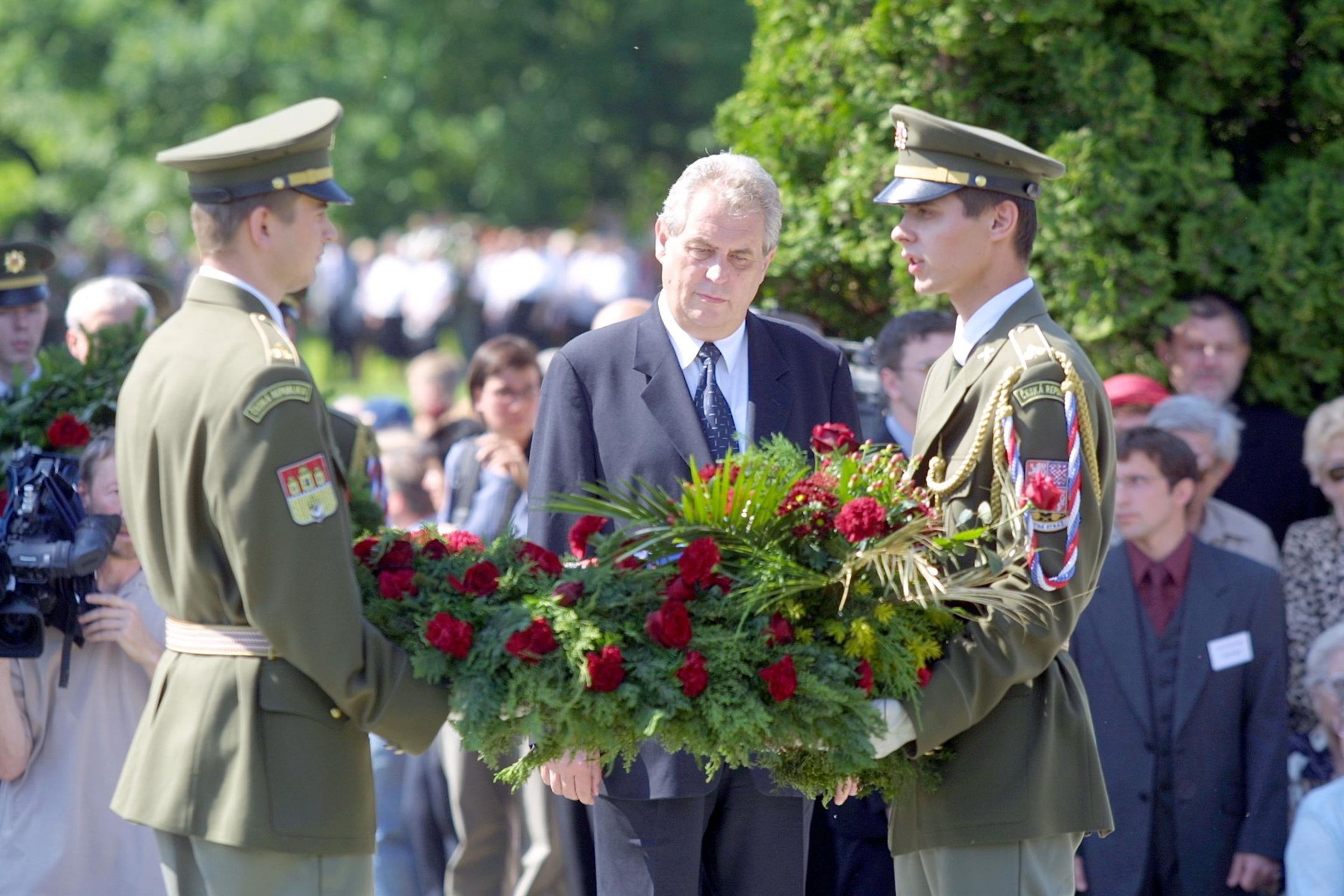 Premiér Miloš Zeman klade věnec v Lidicích, 15. 6. 2002 - Miloš Zeman a Ivana Zemanová (29/35)