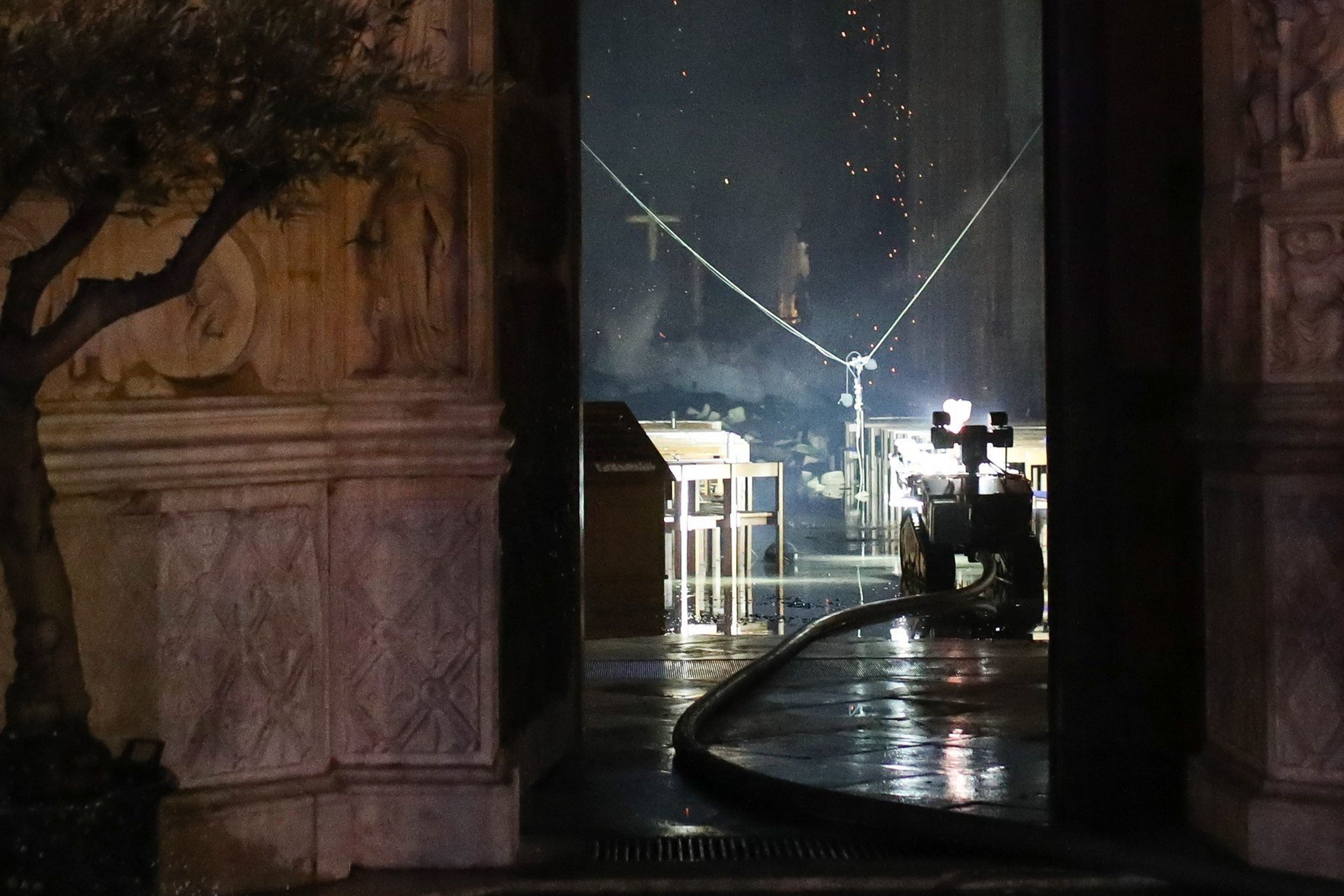 Požár katedrály Notre Dame - 6 - GALERIE: Obří požár katedrály Notre Dame (5/14)