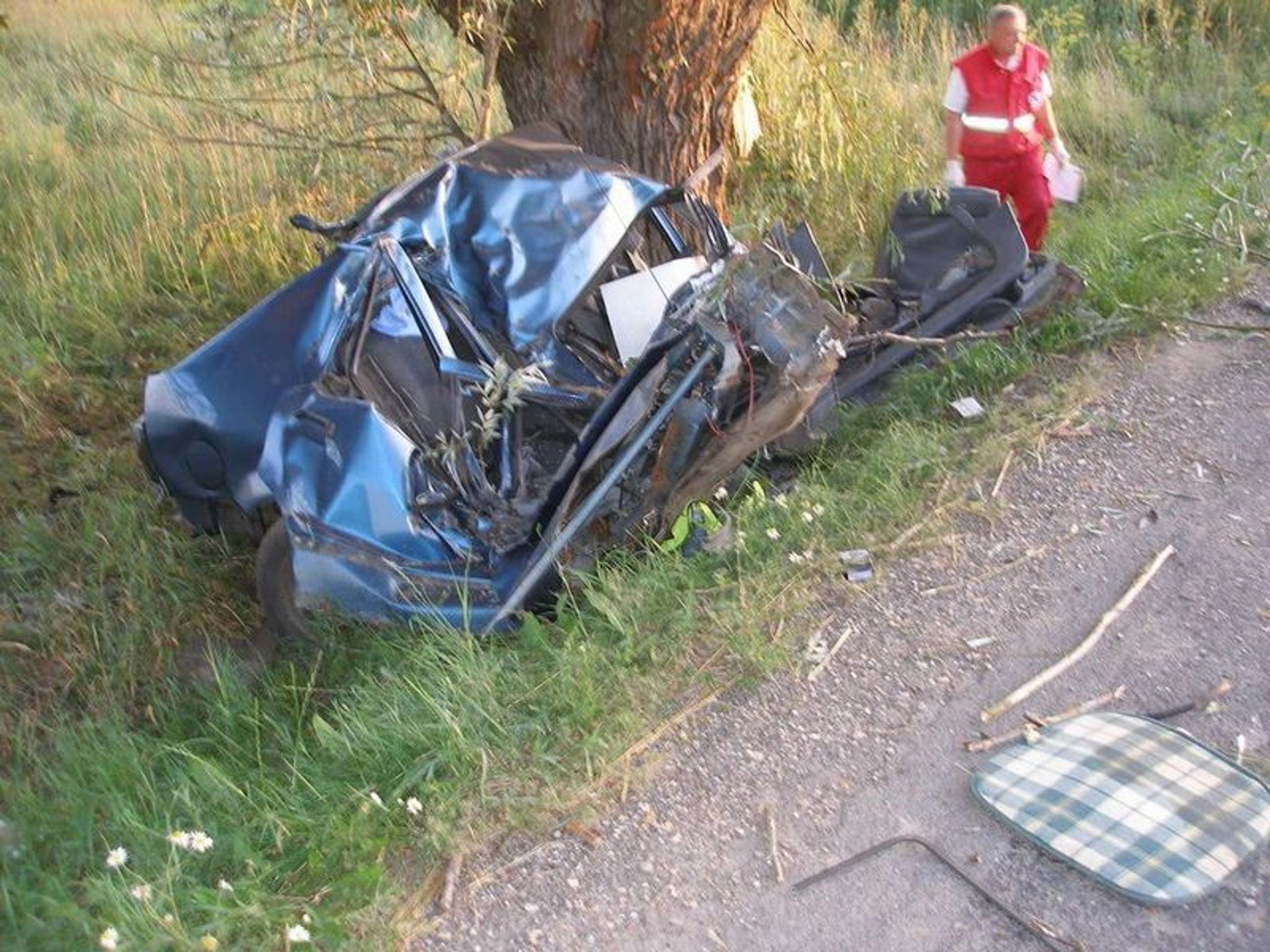 Auto se po nárazu do stromu rozpůlilo-1 - GALERIE: Auto se rozpůlilo o strom (1/9)