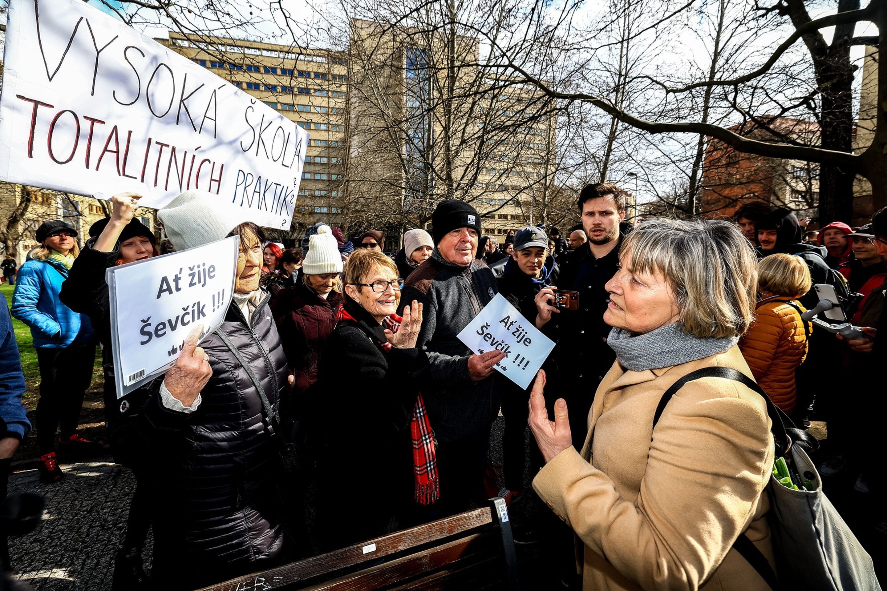 Ševčík demonstrace - Demonstrace za odvolání děkana Miroslava Ševčíka (3/4)