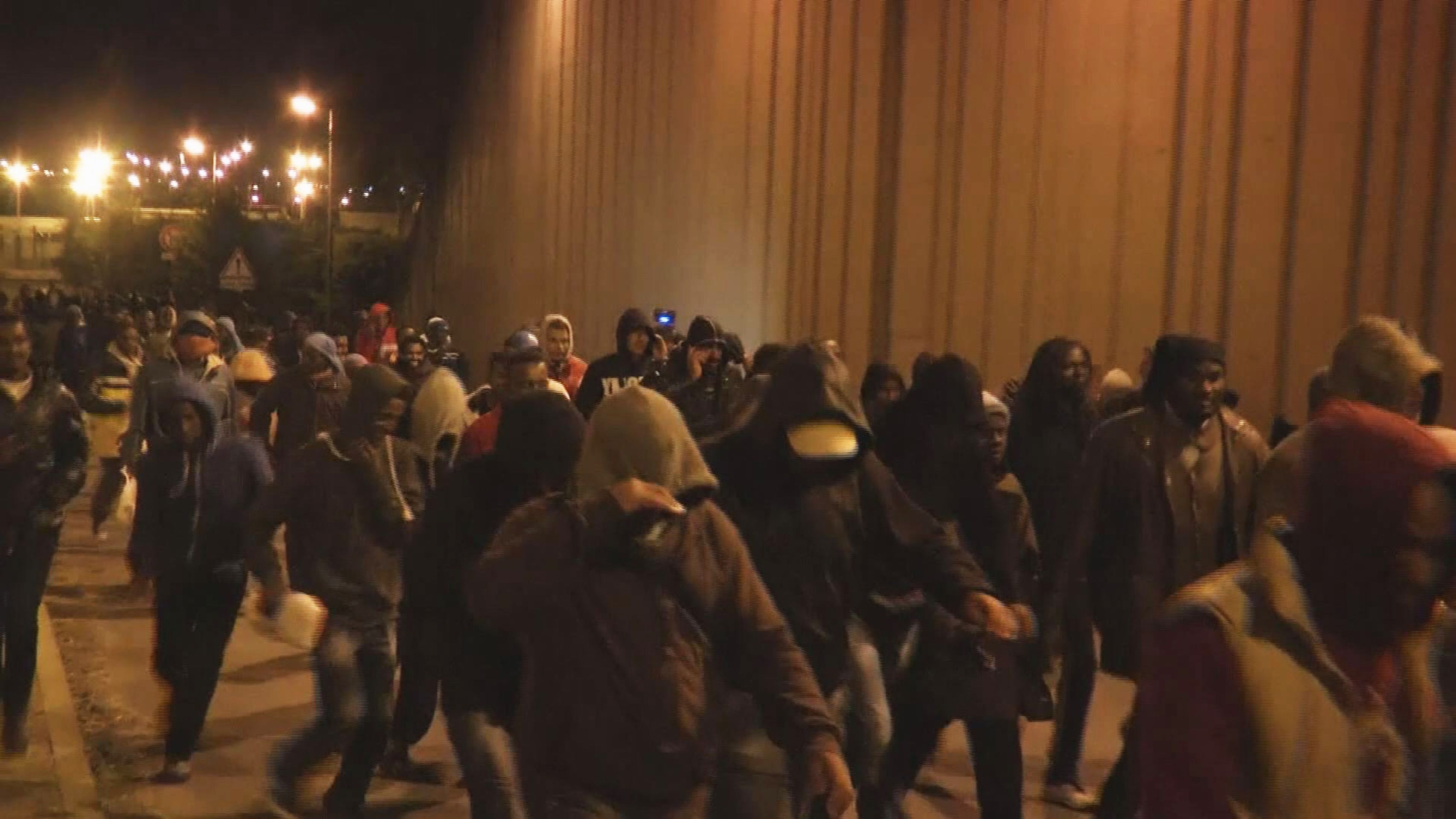 Nebezpečí ve francouzském přístavním městečku Calais - 4 - GALERIE: Nebezpečí ve francouzském přístavním městečku Calais (4/9)
