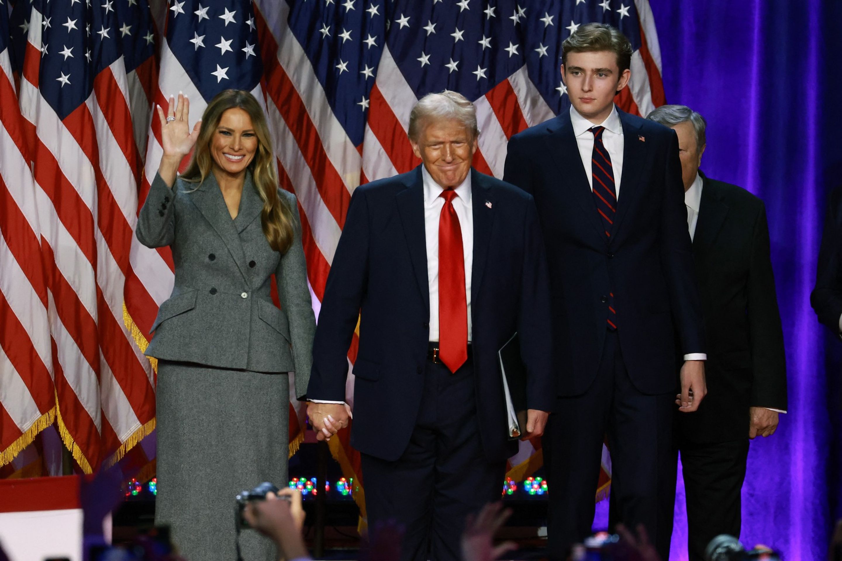 Donald Trump na povolebním shromáždění s první dámou Melanii Trump a jejich synem Barronem - Tihle lidé slavili s Trumpem (9/12)