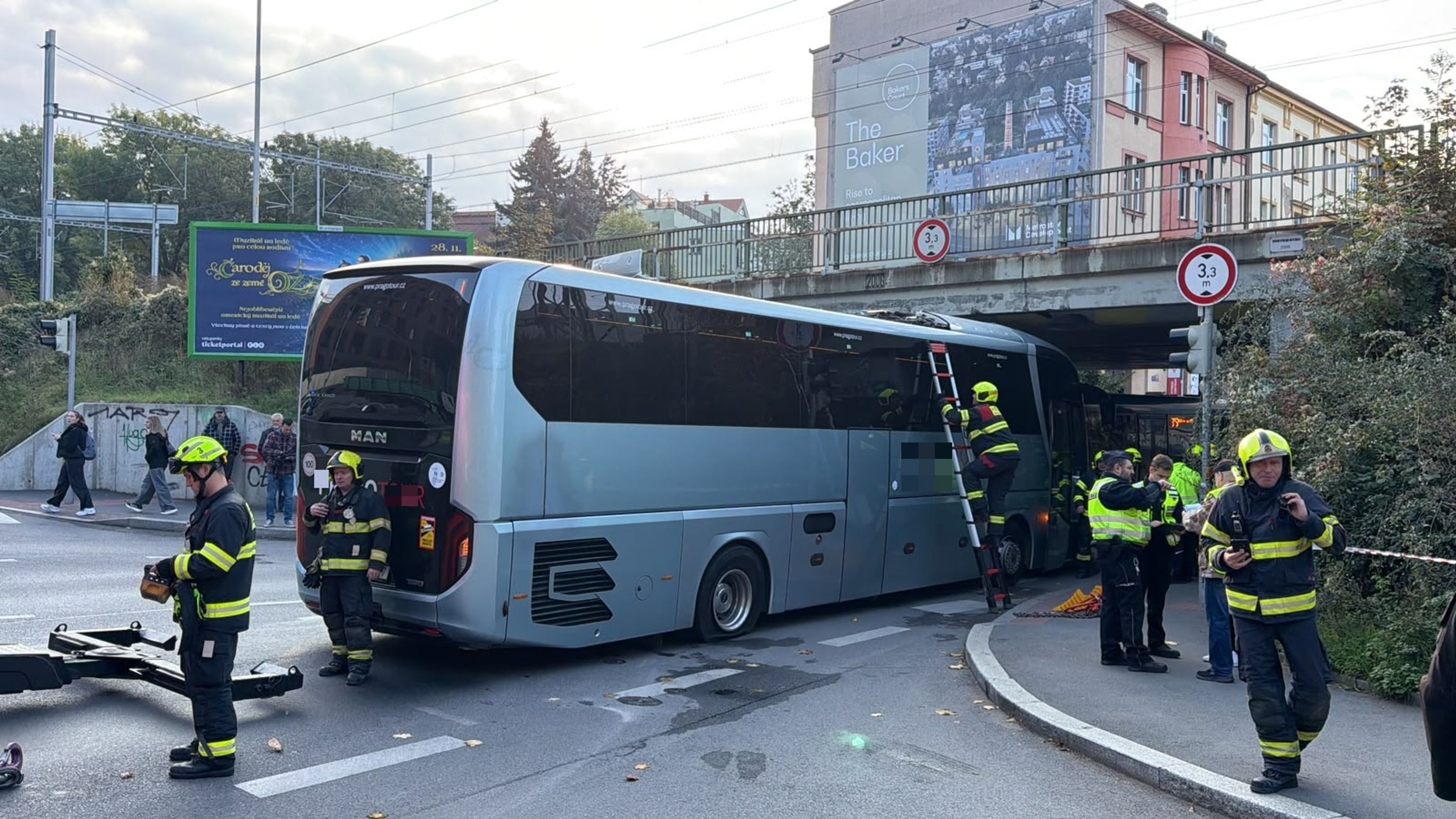 Zaseklý autobus v Praze - Autobus zaseklý pod mostem (4/4)