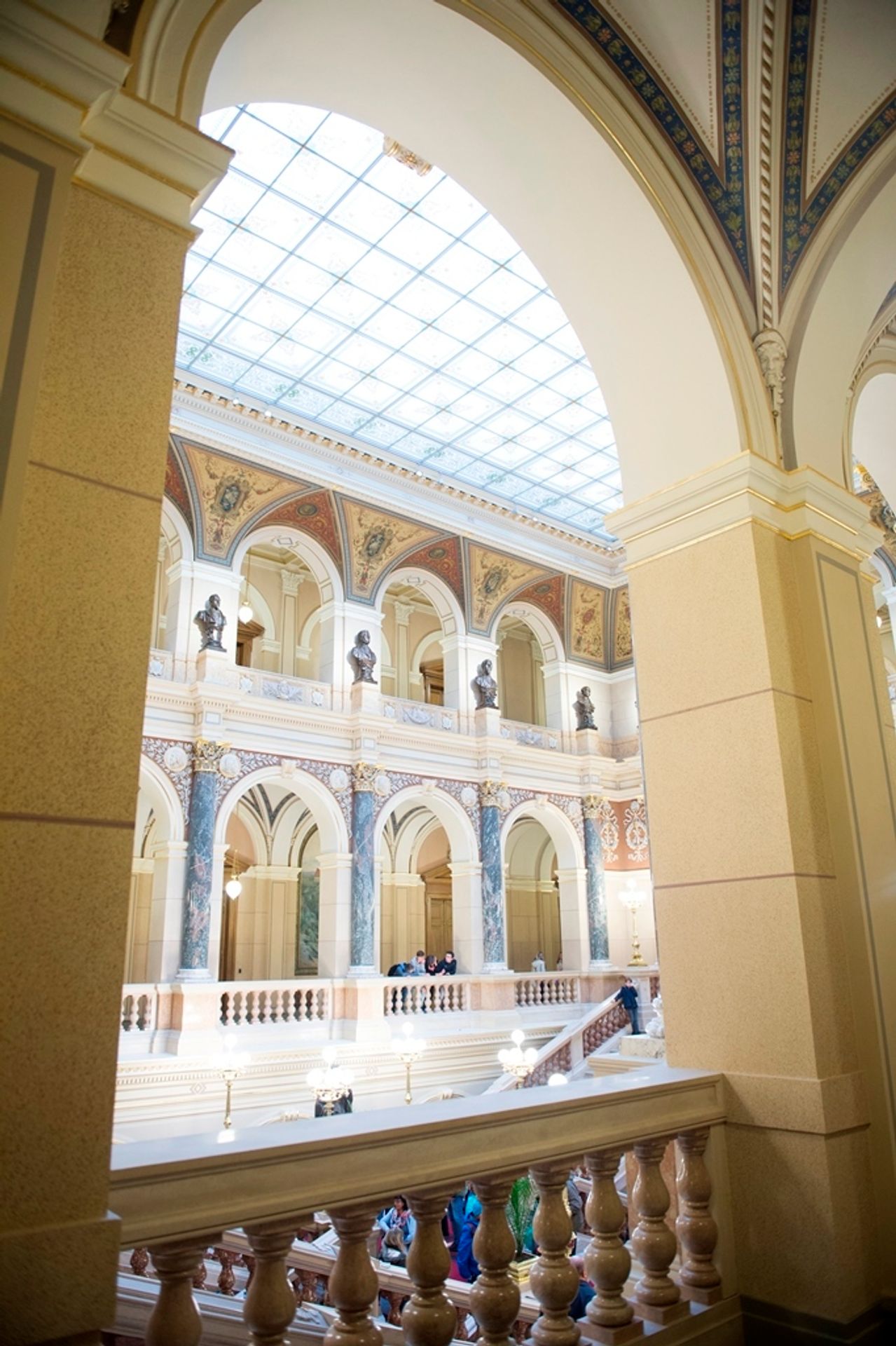 Na vstup do Národního muzea lidé čekají hodinové fronty - 10 - GALERIE: Fronty před Národním muzeem (25/34)