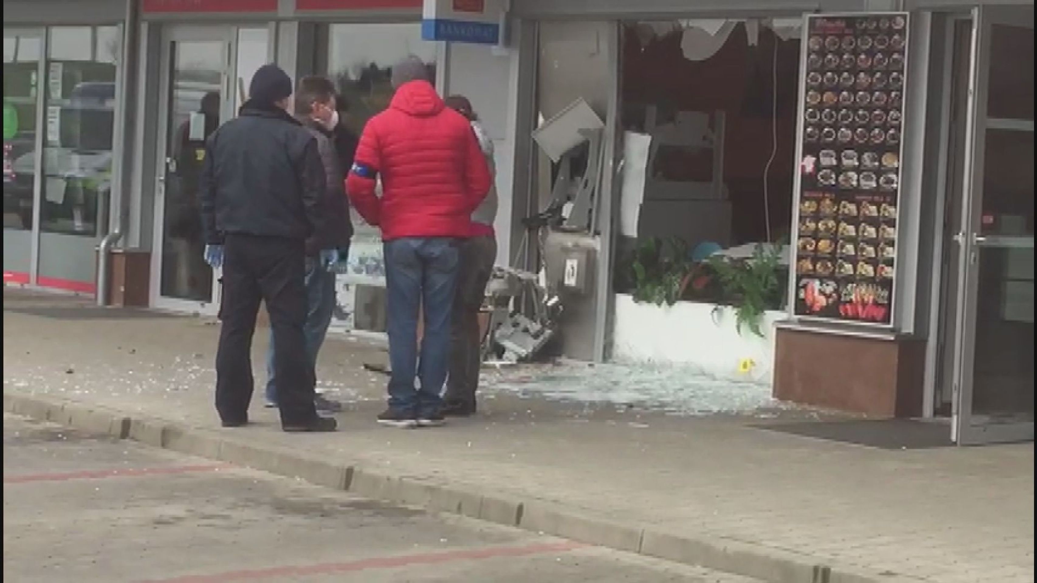 Zloději v Šestajovicích vytrhli celý bankomat ze zdi - GALERIE: Zloději v Šestajovicích vytrhli celý bankomat ze zdi (4/4)