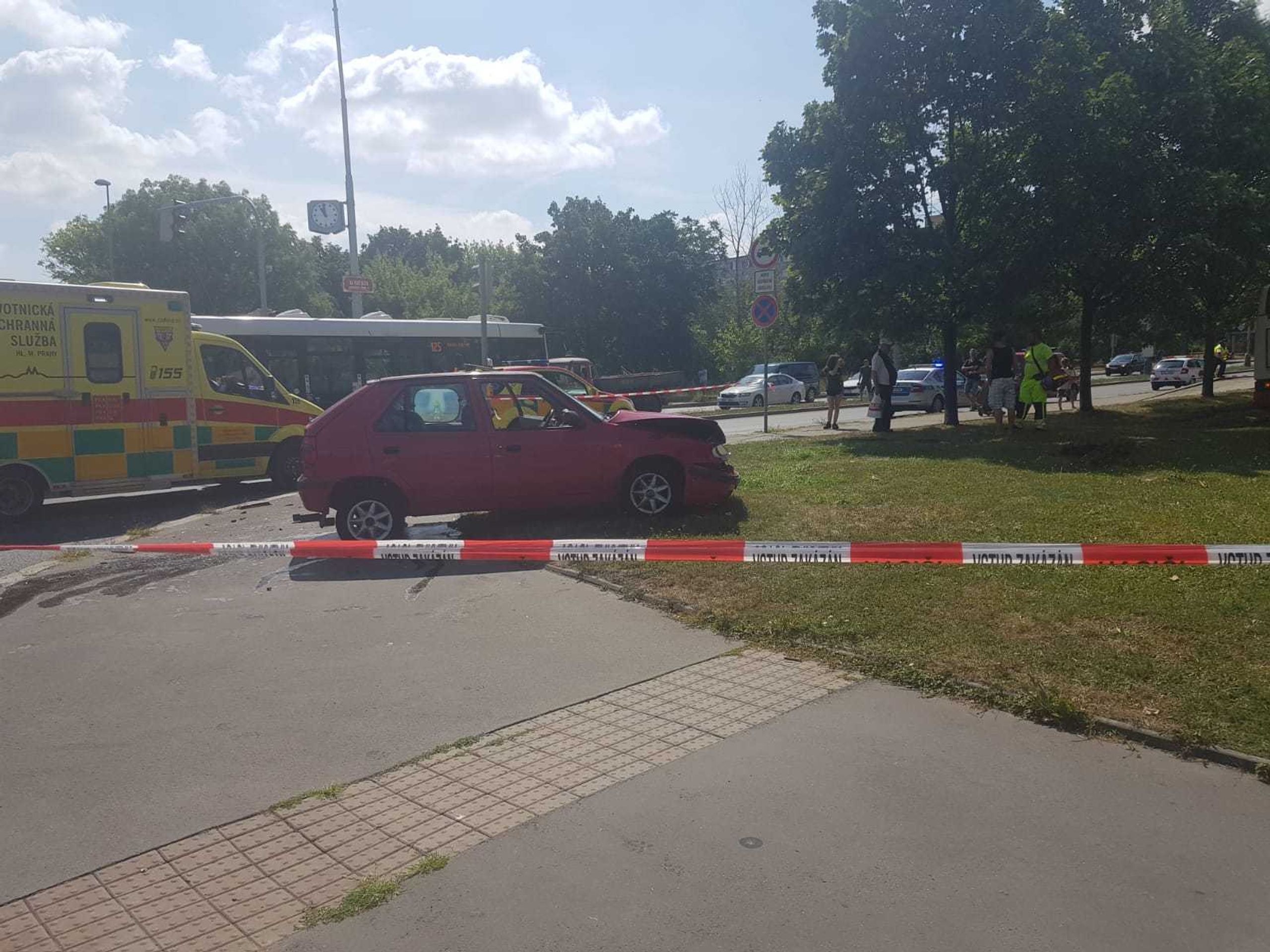 Nehoda autobusu a dvou aut v Praze - 2 - GALERIE: Autobus po srážce s dvěma auty narazil do budovy ČSÚ (4/5)