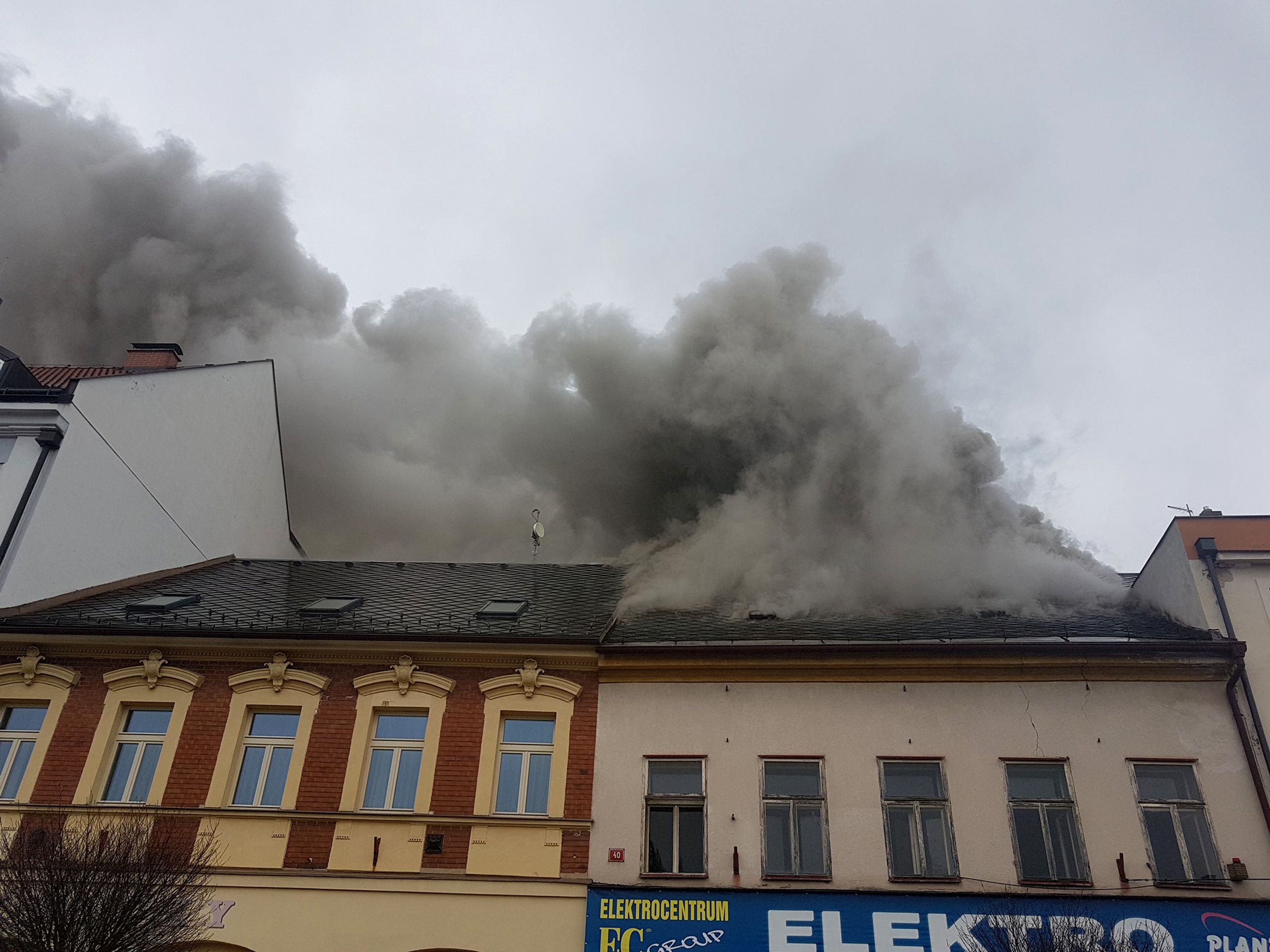 Požár domu ve Dvoře Králové nad Labem - 4 - GALERIE: Požáry ve Dvoře Králové nad Labem a v Kopřivnici (9/18)