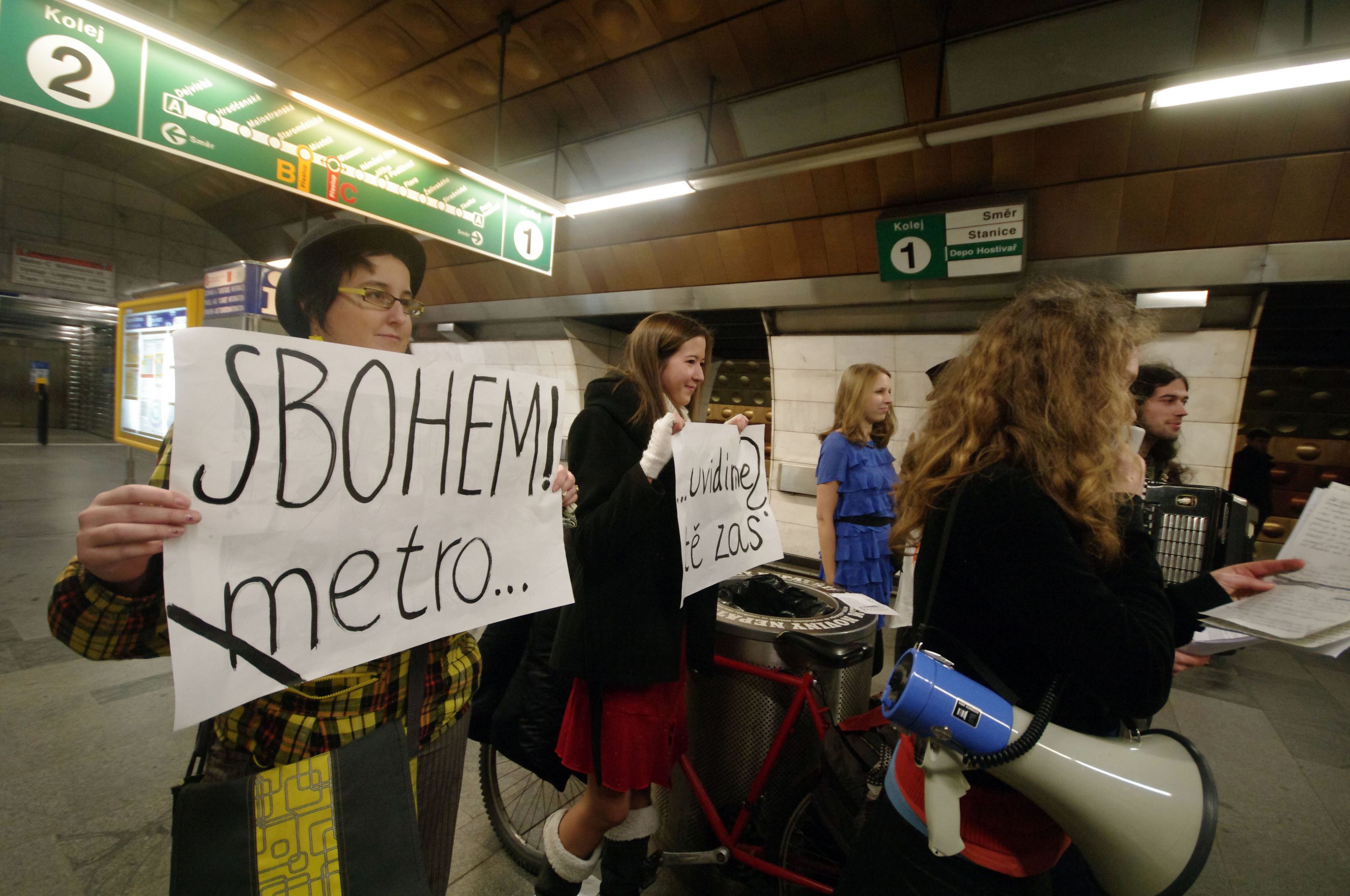 Rozloučení s prodlouženým provozem metra - 3 - Happening s názvem Rozloučení s posledním nočním metrem (3/6)