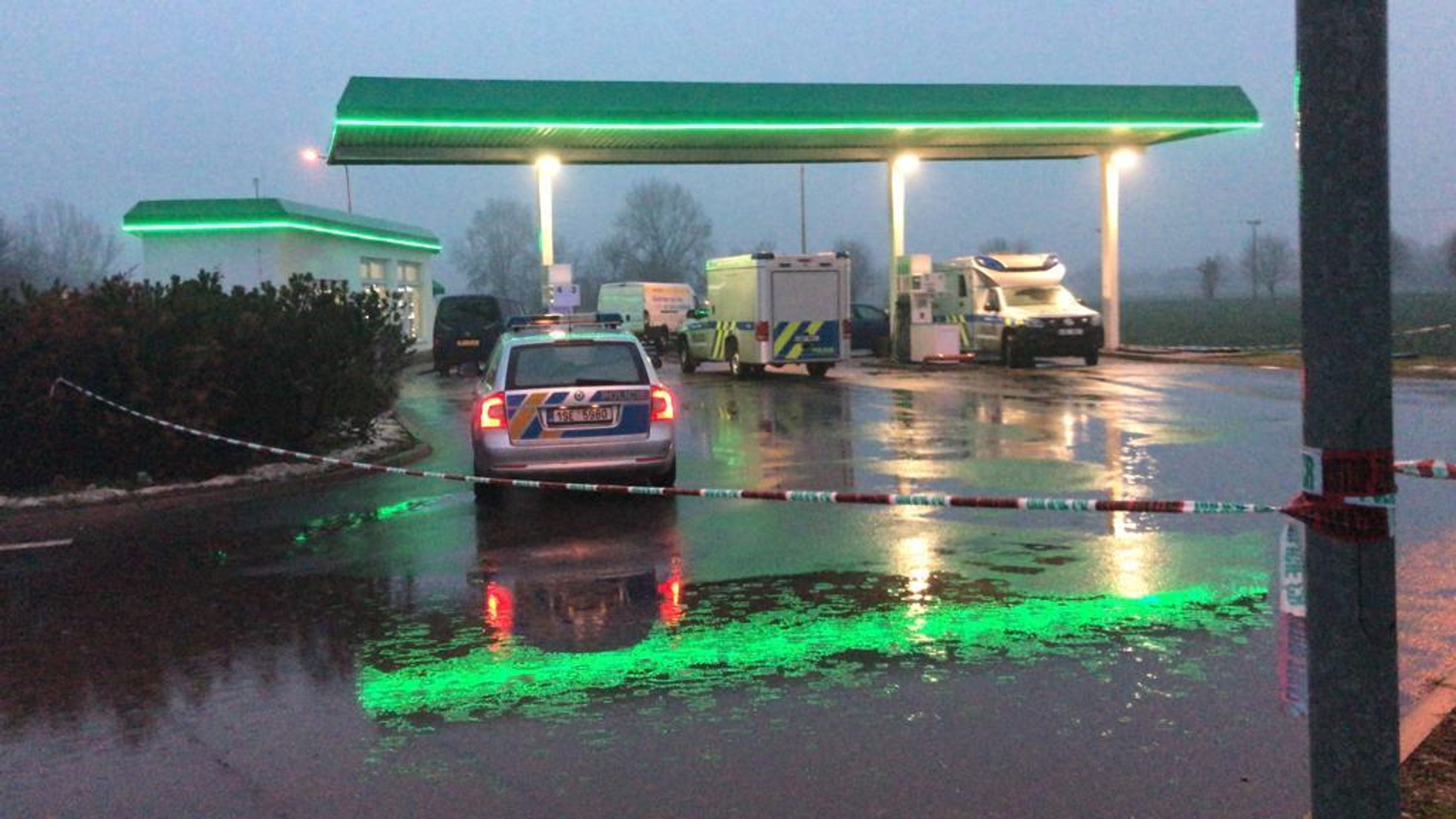 Smrt na čerpací stanici u Nelahozevsi na Mělnicku - 1 - GALERIE: Smrt na čerpací stanici u Nelahozevsi na Mělnicku (1/6)