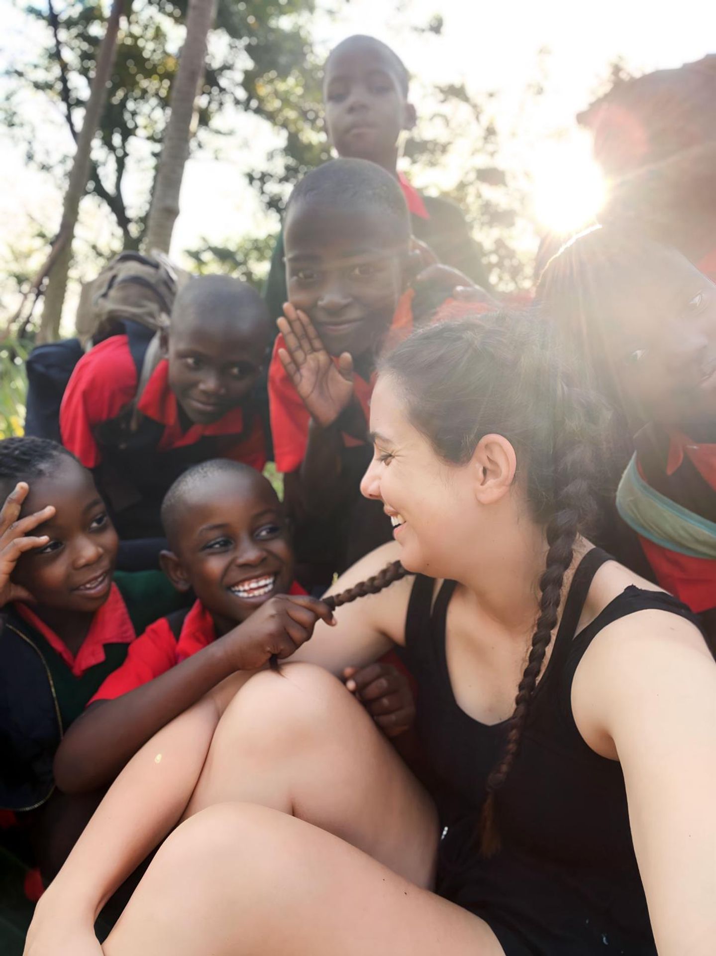 Kateřina Herodesová s keňskými dětmi ze školy Rael - Redaktorka TN.cz Kateřina Herodesová pomáhá v africké škole (2/13)