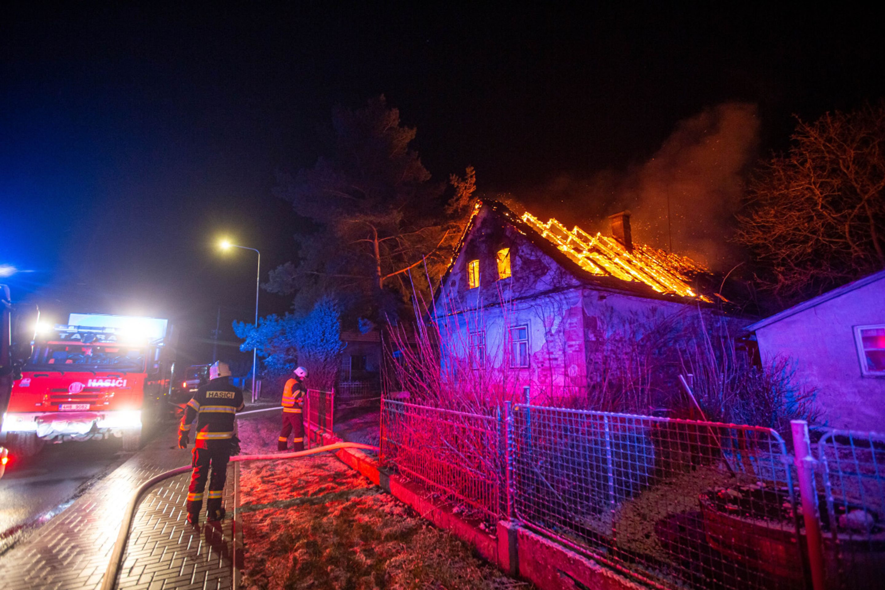 Požár domu v Jasenné na Náchodsku - 5 - GALERIE: Požár domu v Jasenné na Náchodsku (8/12)
