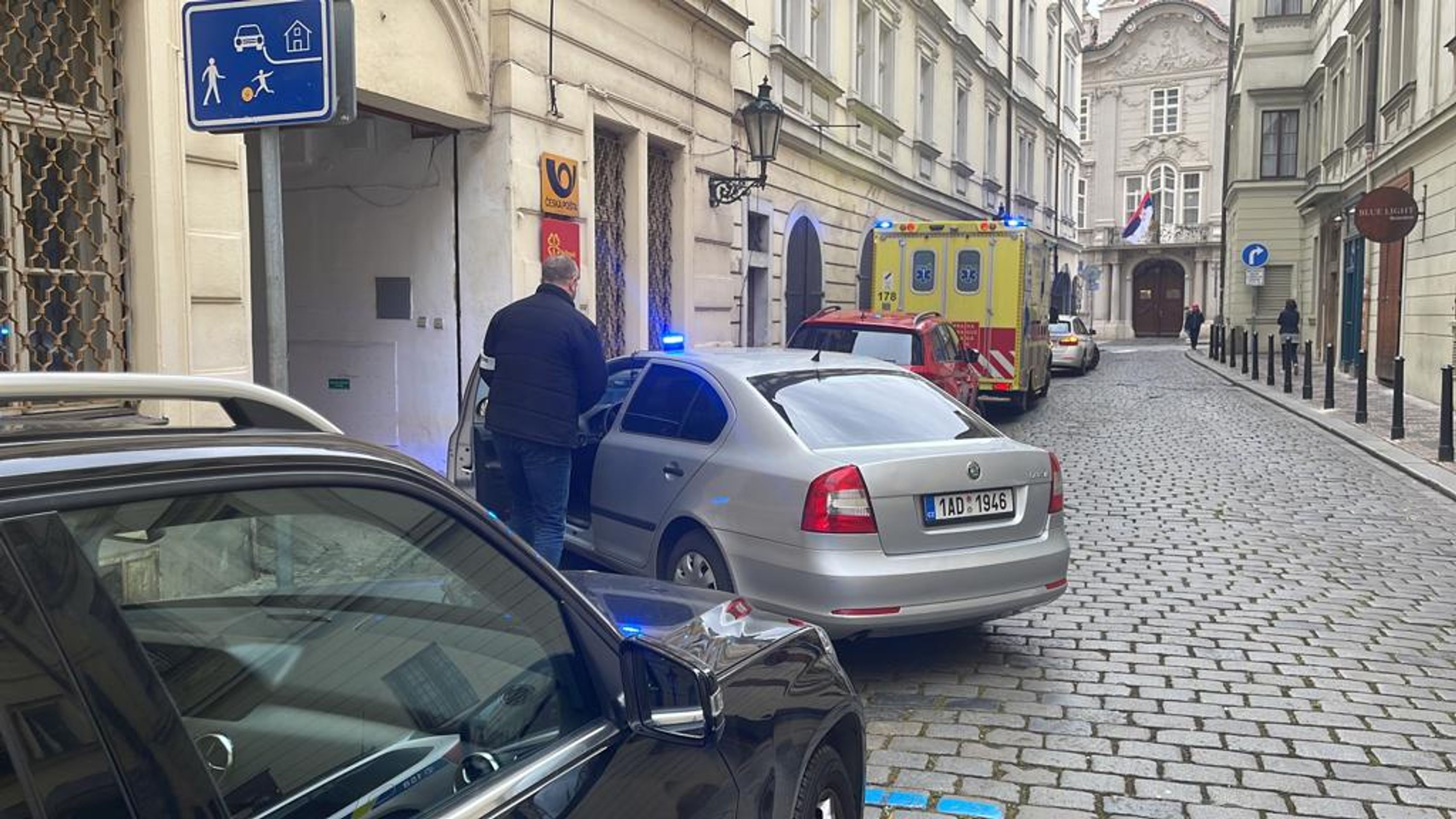 Policejní zásah ve škole na Malé straně - Policejní zásah na Malé straně (1/7)