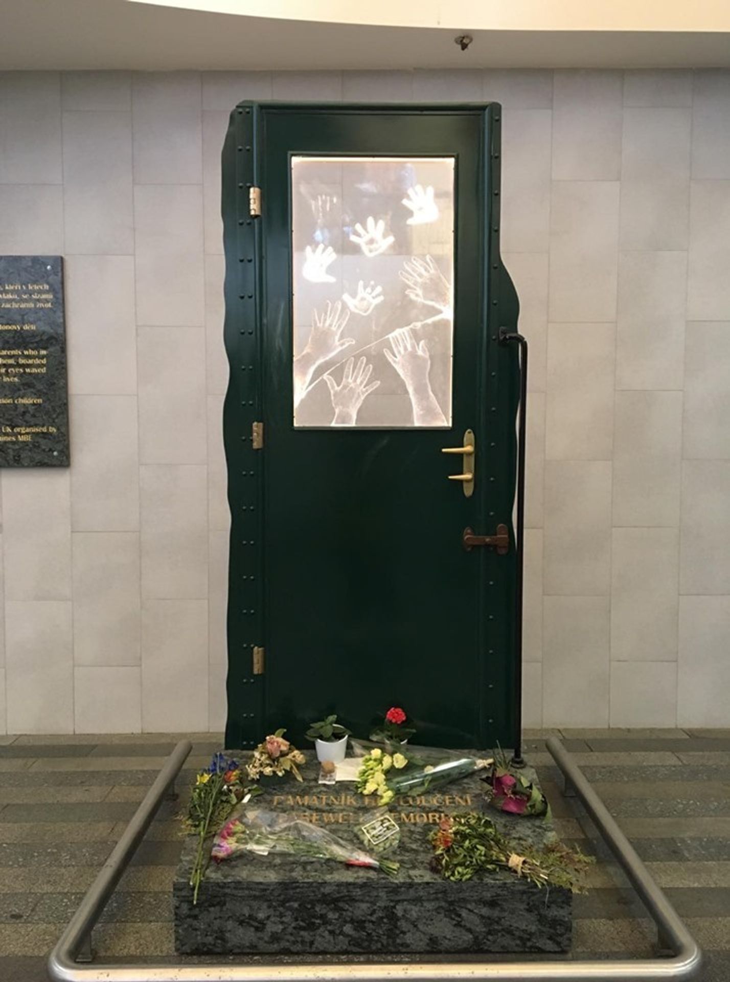Pomník Wintonových dětí na Hlavním nádraží zničil vandal - 6 - GALERIE: Poničený památník Wintonových dětí v Praze na Hlavním nádraží (4/9)