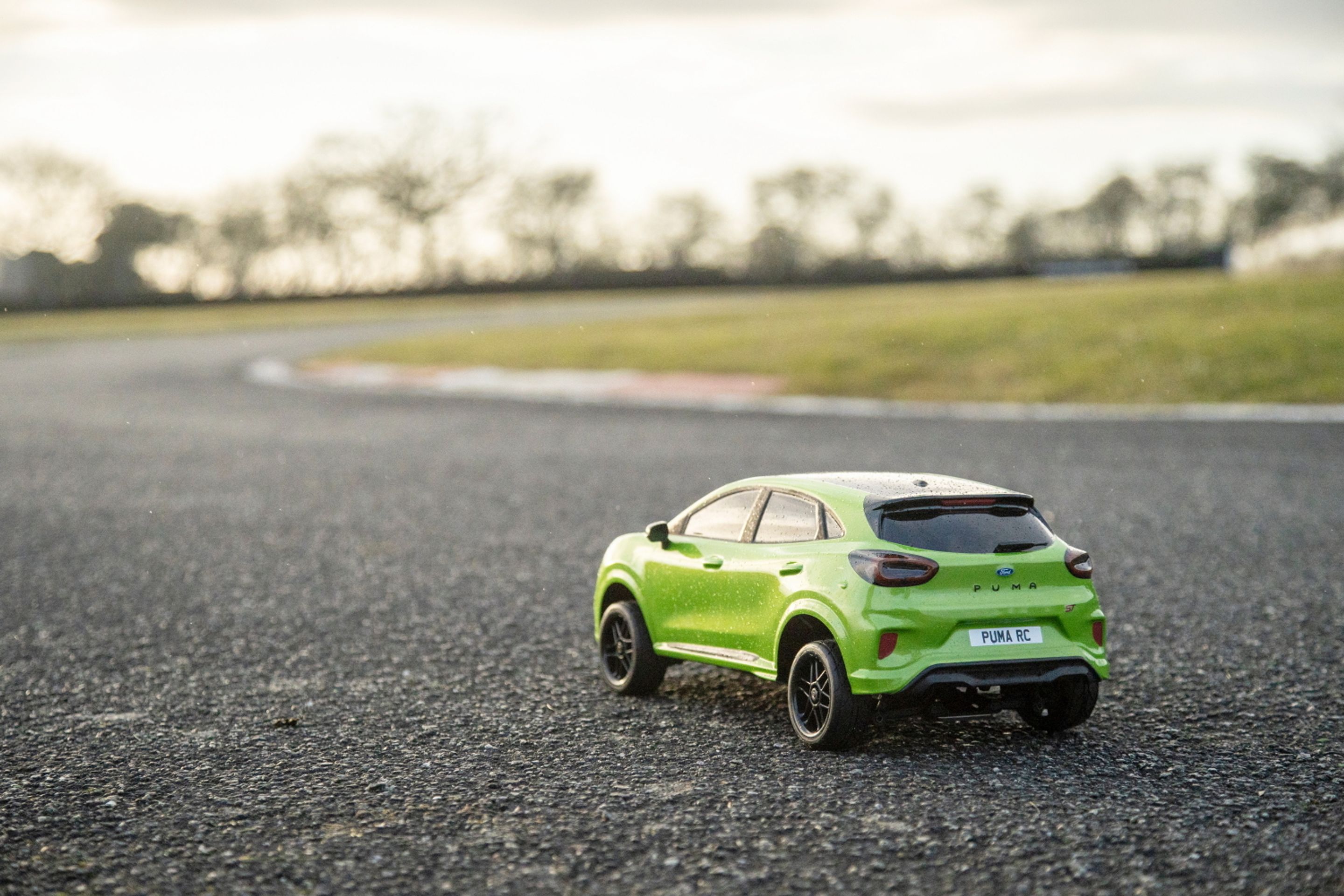 Sportovní SUV Ford Puma ST vs. model Puma ST RC - 14 - Fotogalerie: Sportovní SUV Ford Puma ST vs. RC model (4/11)