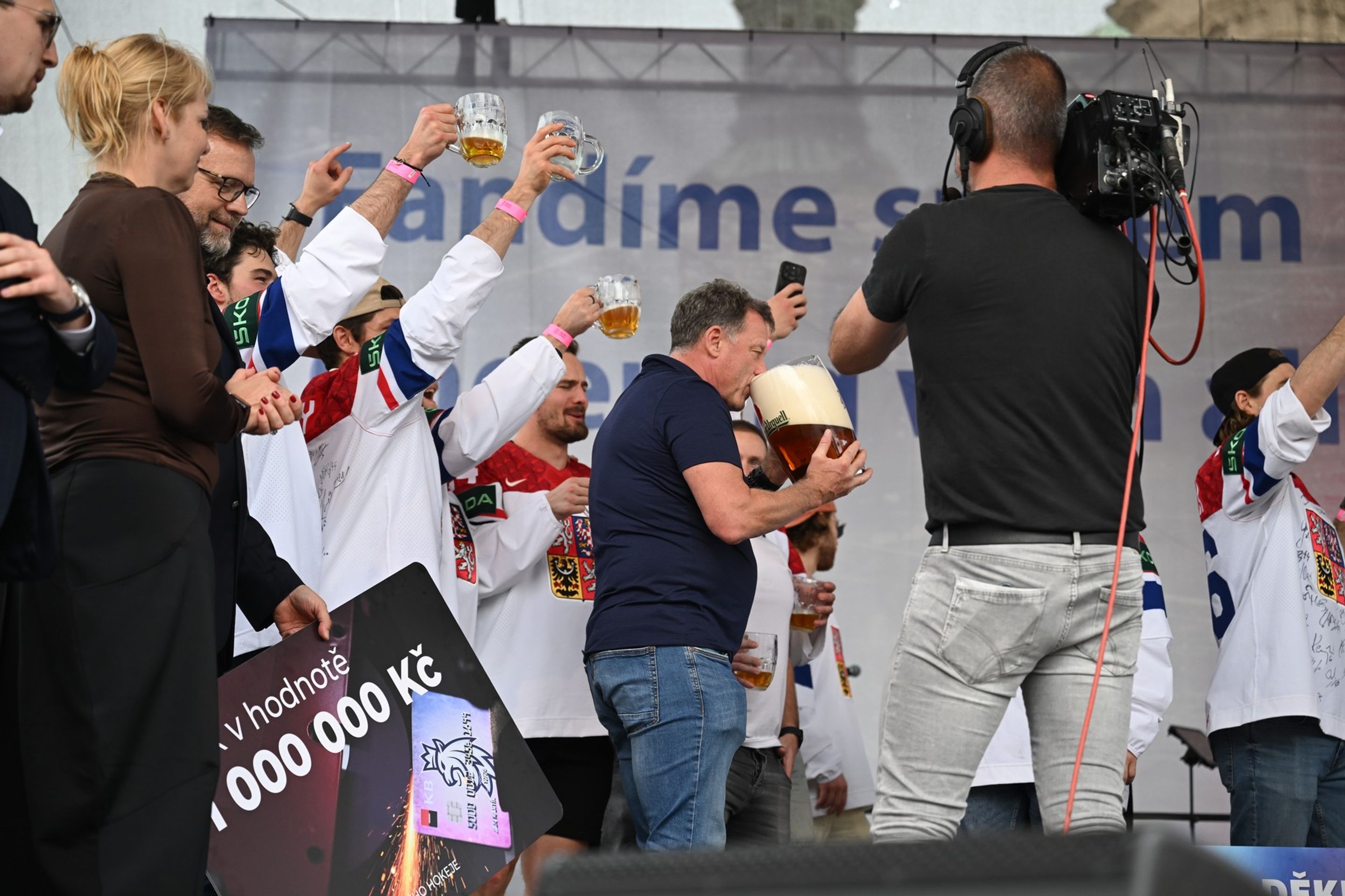 Radim Rulík si vychutnává pivo - Oslavy českých hokejistů na Staroměstském náměstí (7/10)