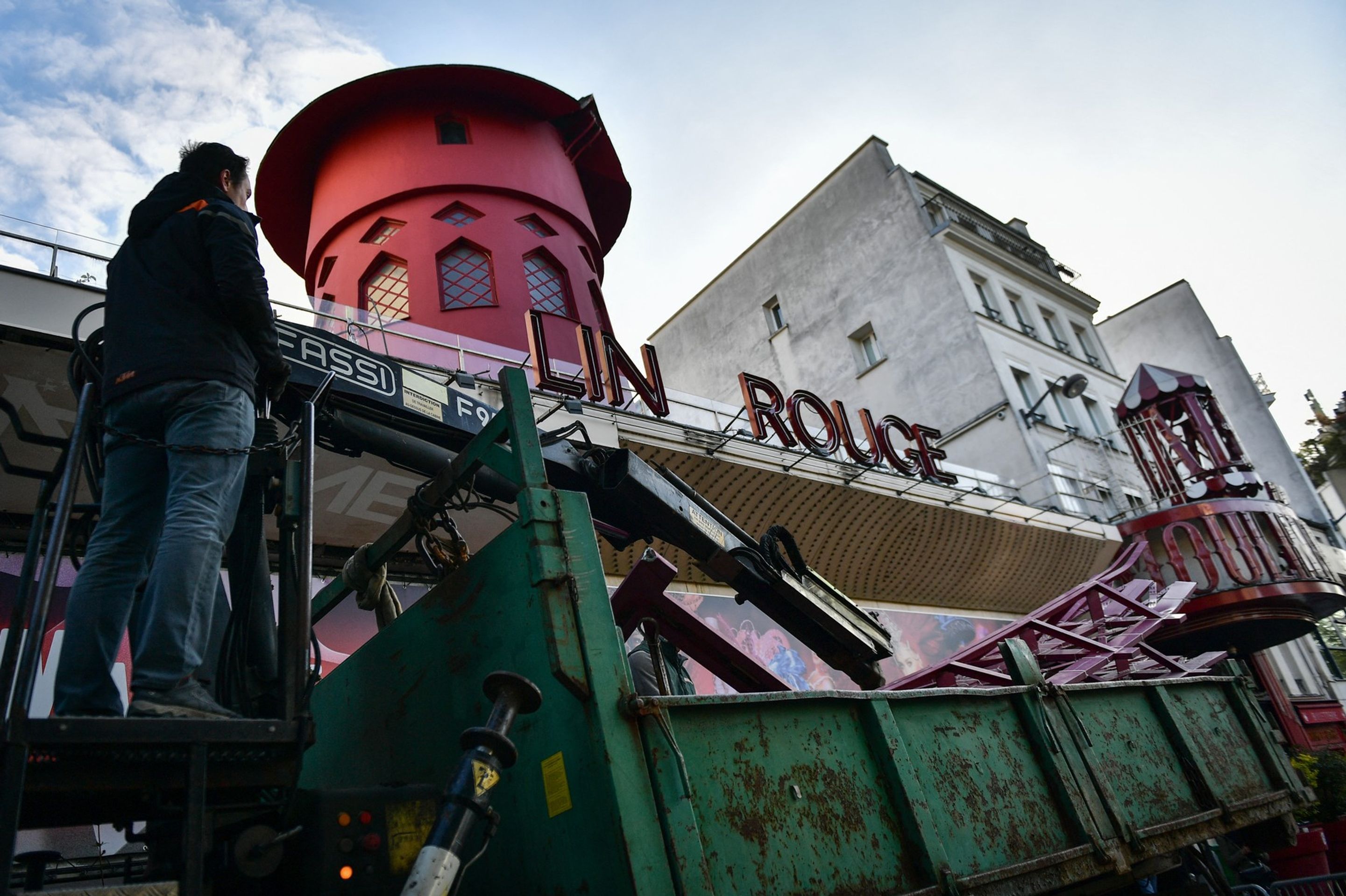 Větrný mlýn nad pařížským kabaretem Moulin Rouge (2) - Větrný mlýn nad pařížským kabaretem Moulin Rouge přišel o svá křídla (3/4)
