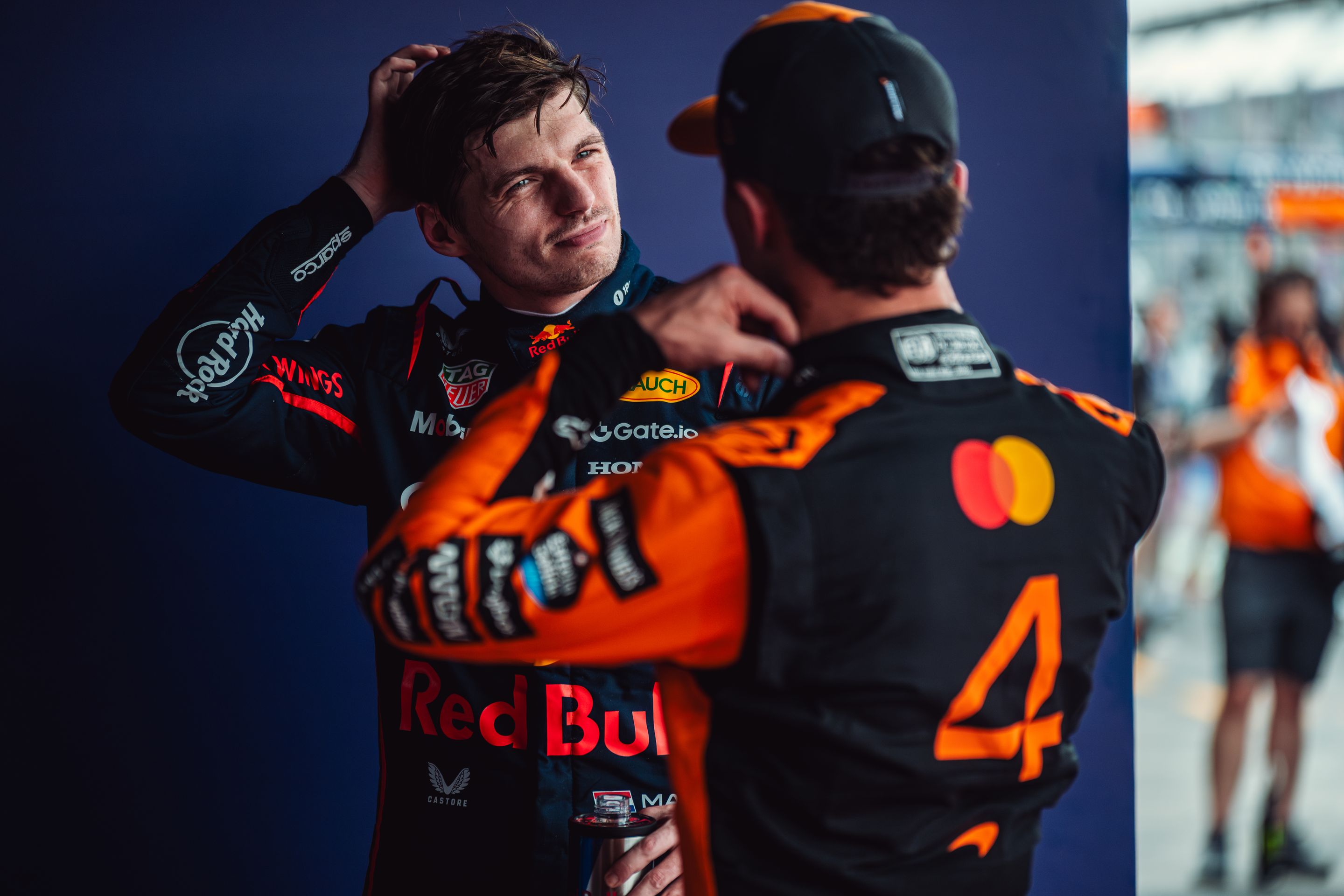 Max Verstappen při rozpravě s Lando Norrisem - Fotogalerie Mariana Chytky z Velké ceny Austrálie (2/5)