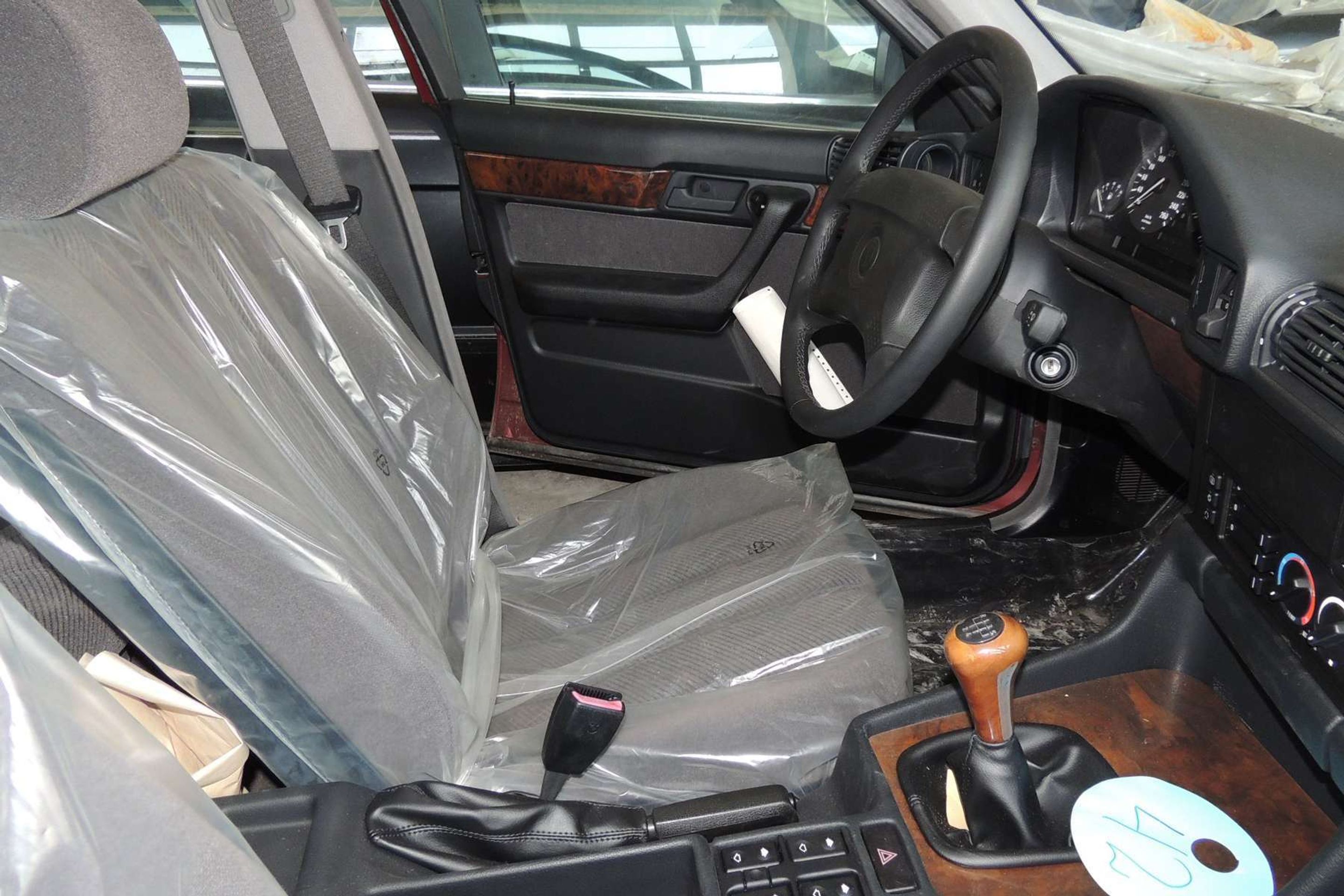 Sklad 25 let ukrýval 11 vozů BMW řady 5 - 23 - Fotogalerie: V bulharském skladu se 25 let skrýval poklad (13/16)