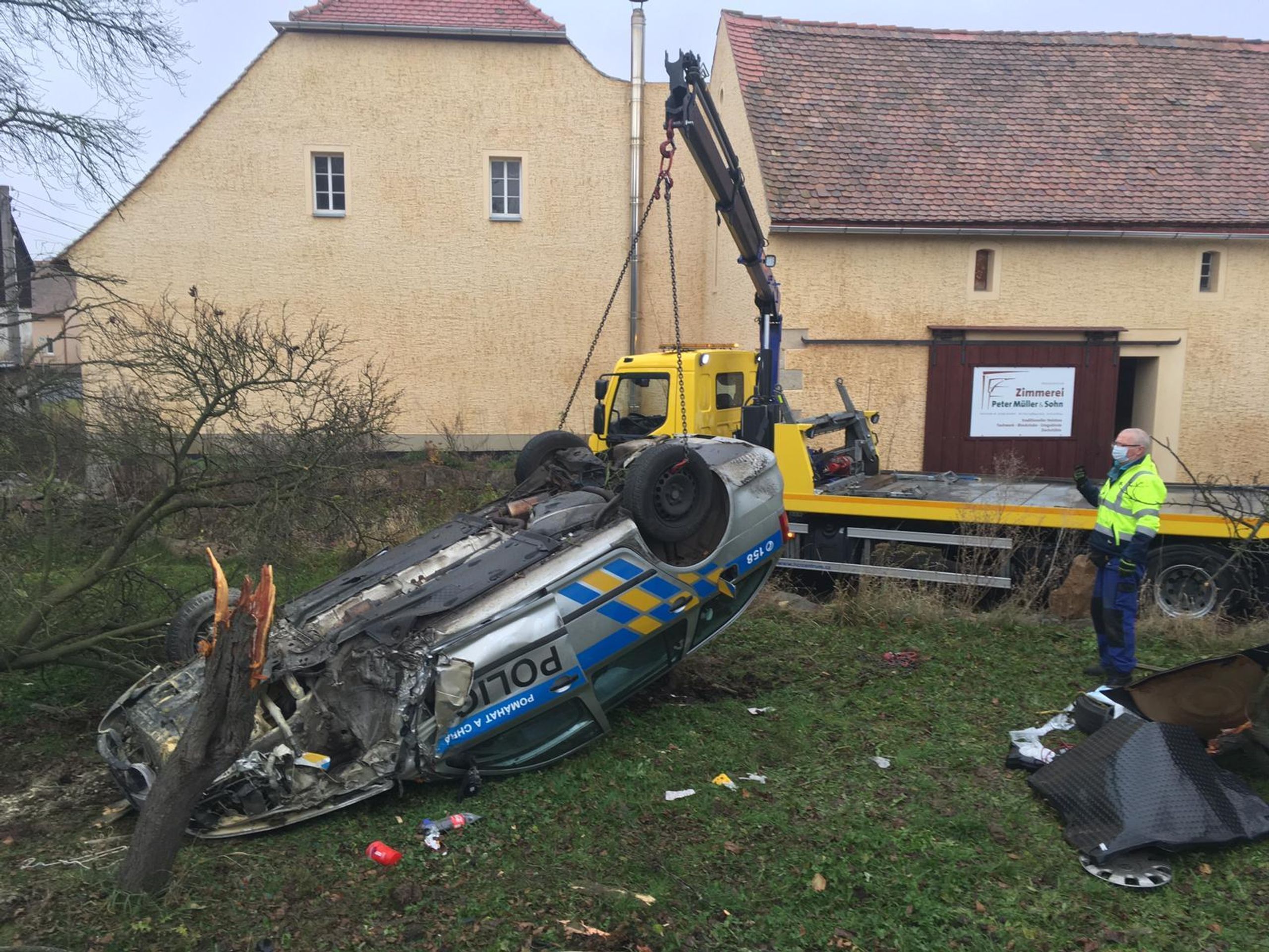 Nehoda českých policistů po honičce v Německu - 20 - GALERIE: Češti policisté přerazili strom v Německu (1/10)
