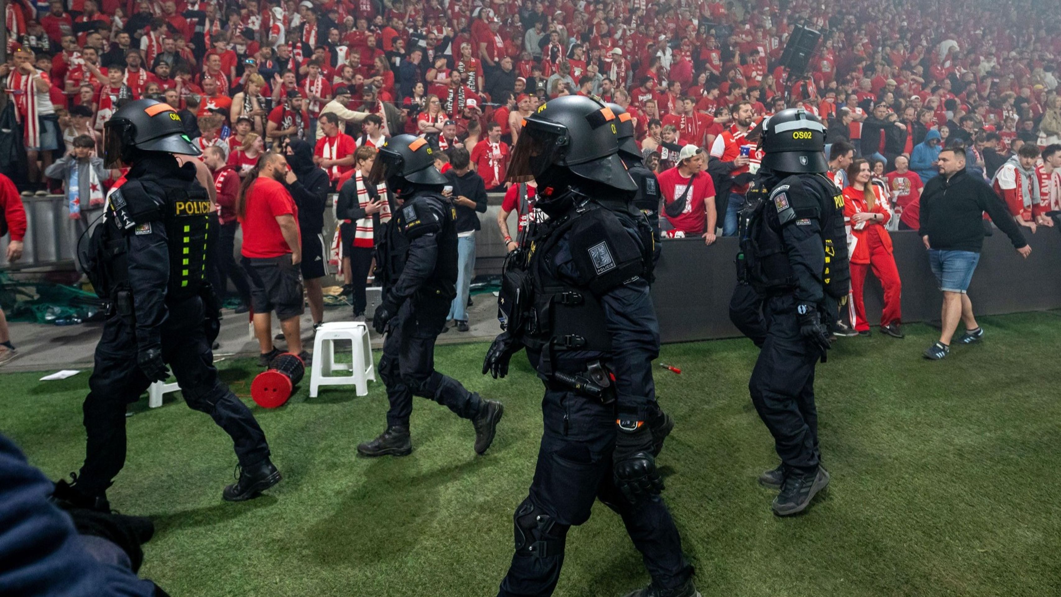 Policie vyklízí hrací plochu v Edenu - Fanoušci Slavie běsnili na hřišti při derby (6/9)